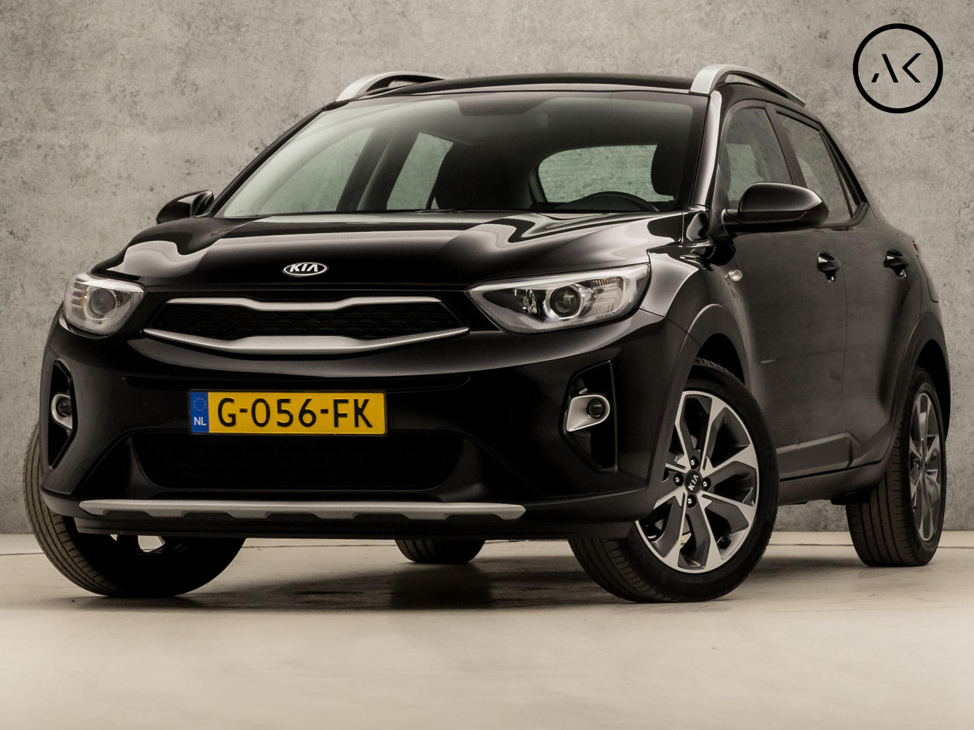Kia Stonic 1.0 T-GDi DynamicLine (APPLE CARPLAY, NAVIGATIE, CAMERA, PARKEERSENSOREN, SPORTSTOELEN, CRUISE, GETINT GLAS, NIEUWE APK, NIEUWSTAAT)