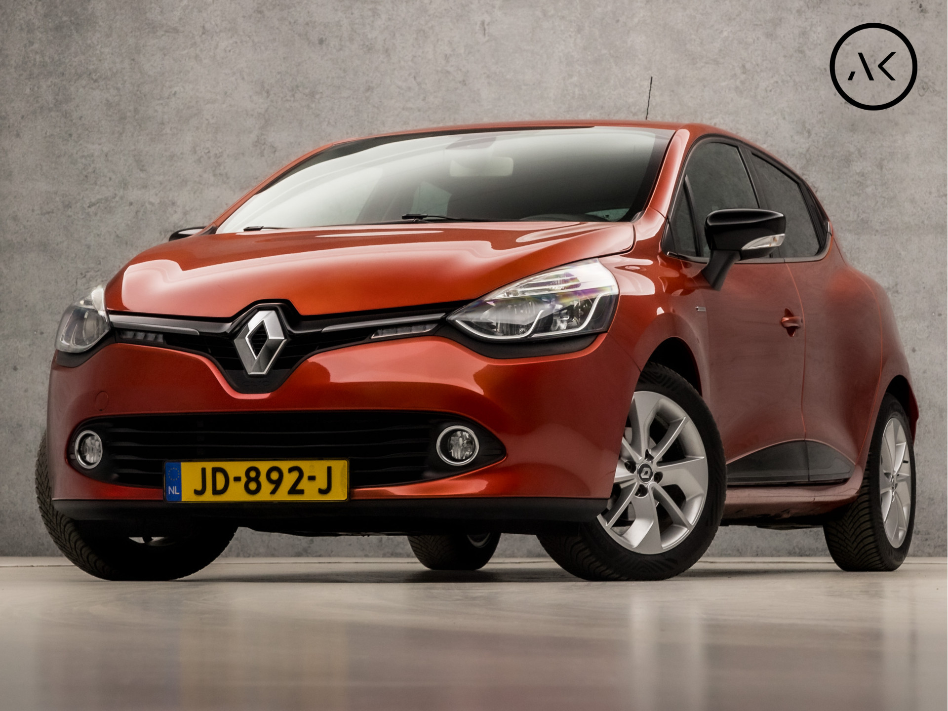 Renault Clio 0.9 TCe Limited Sport (NAVIGATIE, CLIMATE, LM VELGEN, GETINT GLAS, BASS REFLEX, SPORTSTOELEN, NIEUWE APK, PARKEERSENSOREN, CRUISE, NIEUWSTAAT)