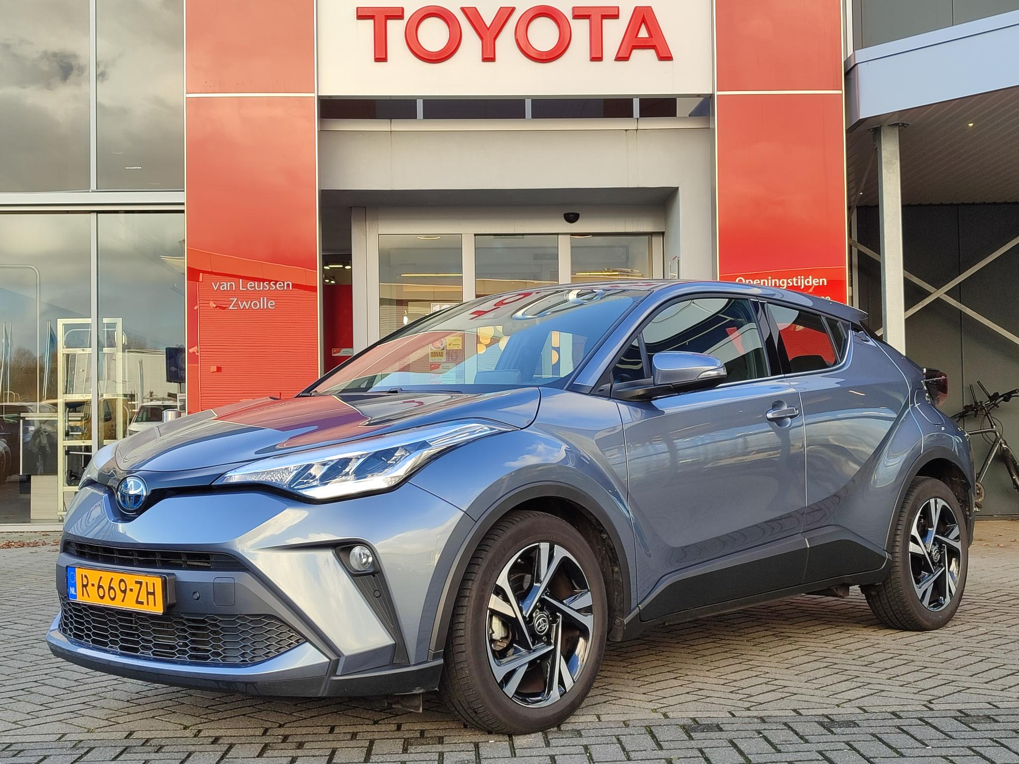 Toyota C-HR 1.8 HYBRID DYNAMIC KEYLESS P-SENSOREN BLISS NAVI APPLE/ANDROID 18"LM-VELGEN AD-CRUISE BLUETOOTH NL-AUTO