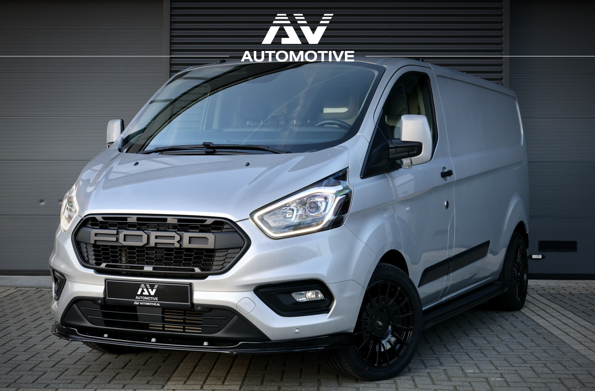 Ford Transit Custom 300 2.0 TDCI 170 PK L2H1 Limited | L+R Schuifdeur | Bi- Xenon | Camera | CarPlay | Raptor Edition | Stoelverwarming | Trekhaak | 3-Zitter | Nieuwe APK | Onderhoudsbeurt