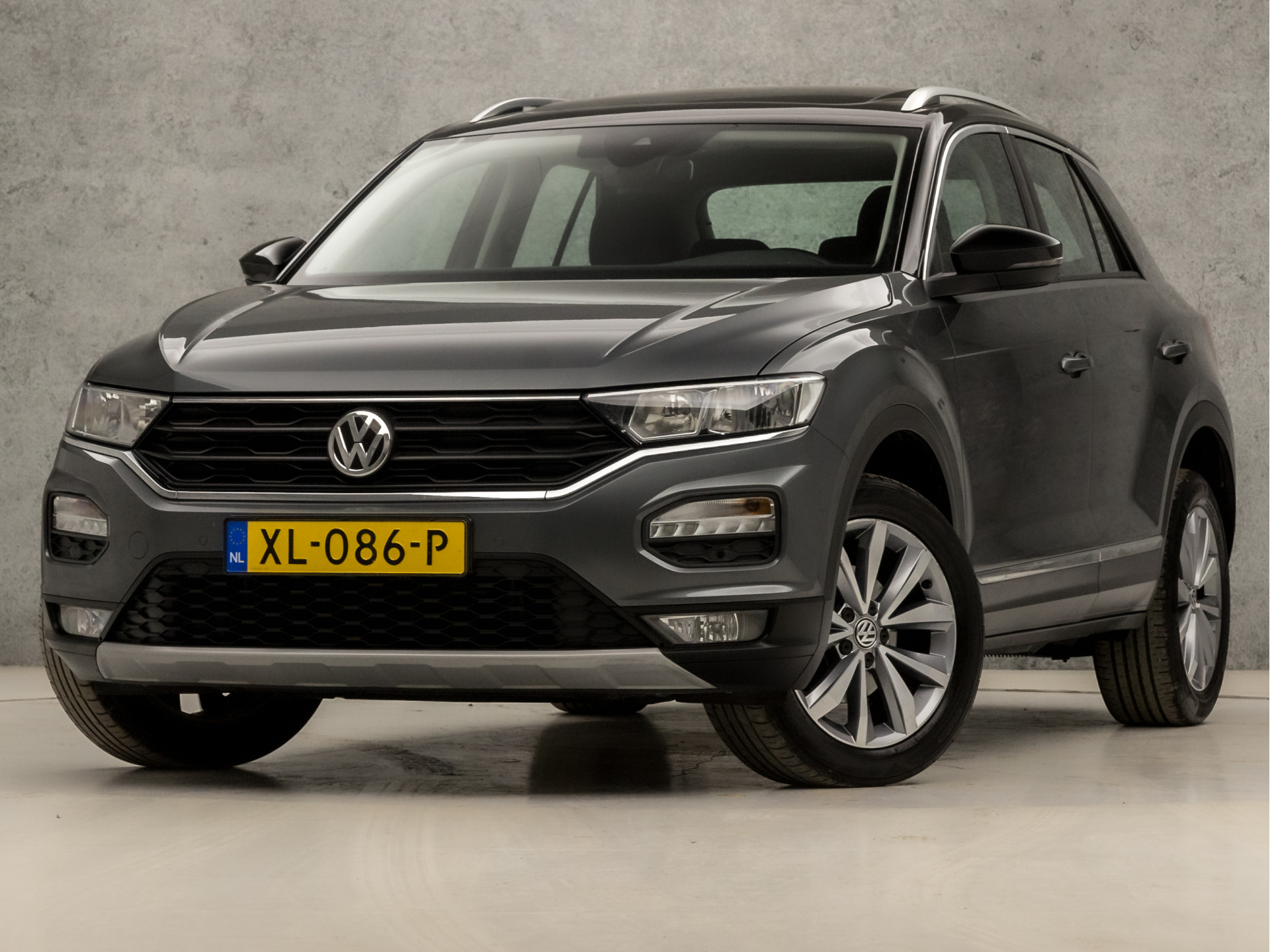 Volkswagen T-Roc 1.5 TSI Sport 150Pk Automaat (PANORAMADAK, DIGITAL COCKPIT, APPLE CARPLAY, GROOT NAVI, CAMERA, SPORTSTOELEN, DAB+, ADAPTIVE CRUISE, ELEK ACHTERKLEP, PARKEERSENSOREN, NIEUWSTAAT)