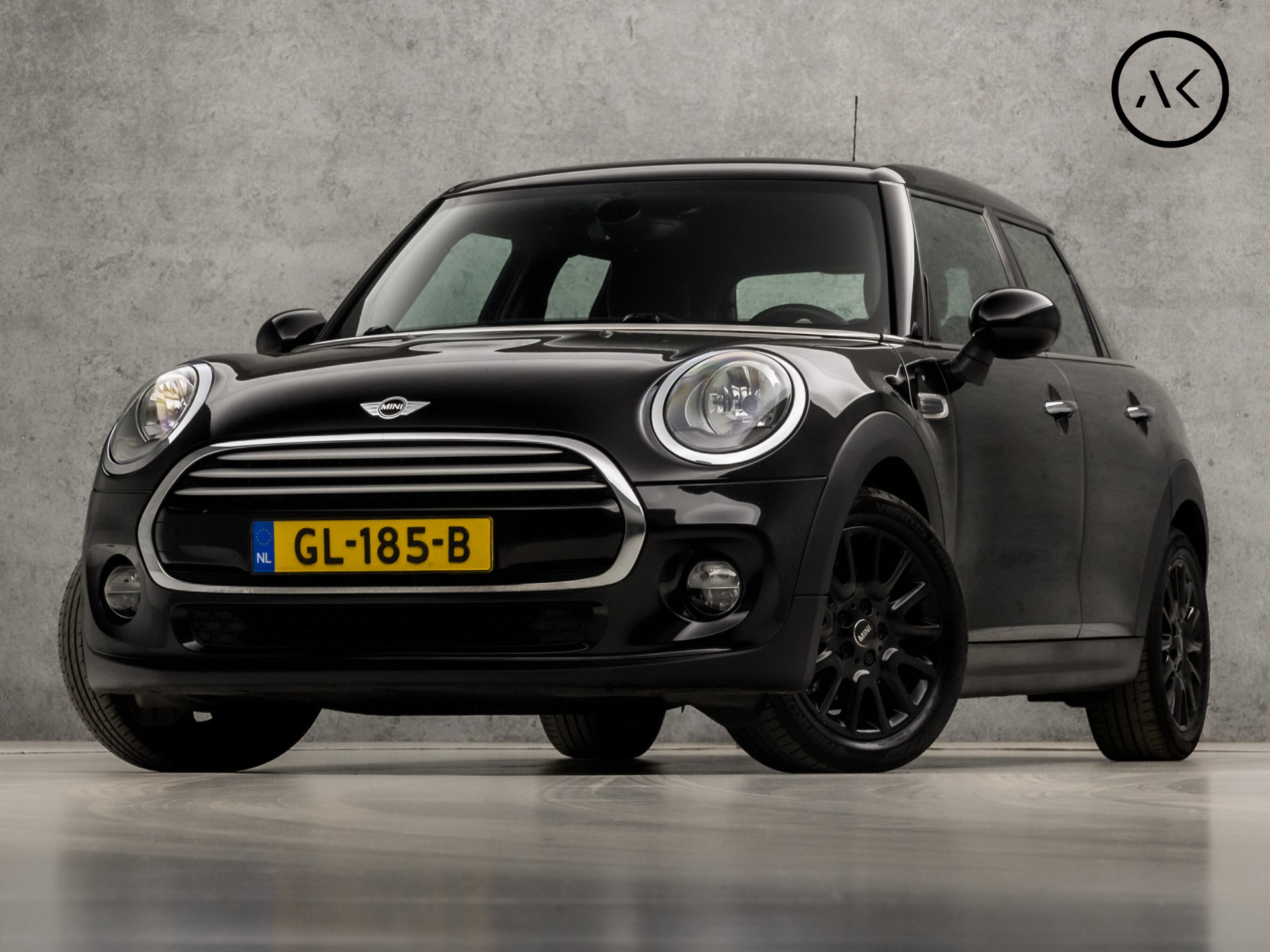 MINI Cooper Mini 1.5 Black Sport 136 PK (5-DEURS, GROOT NAVI, STOELVERWARMING, LEDEREN SPORTSTOELEN, CLIMATE CONTROL, PARKEERSENSOREN, SFEERVERLICHTING, NIEUWE APK, NIEUWSTAAT)