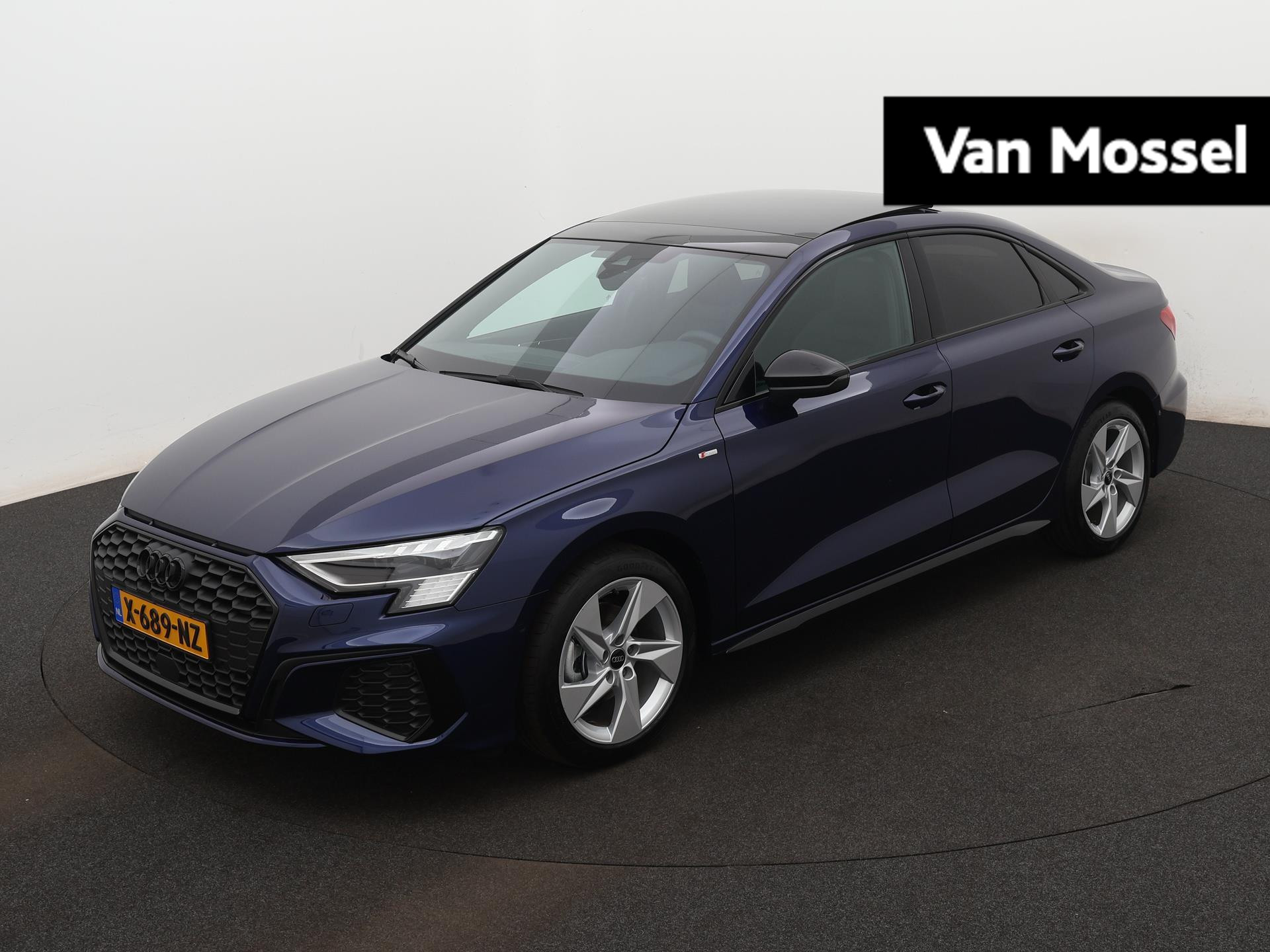 Audi A3 Limousine 35 TFSI S edition 150 PK | Navigatie | Virtual Cockpit | Panoramadak | 17 inch lm velgen | Matrix LED Koplampen | Optiek Pakket Zwart Plus | Audi Sound System | Privacy Glass | Stoelverwarming |