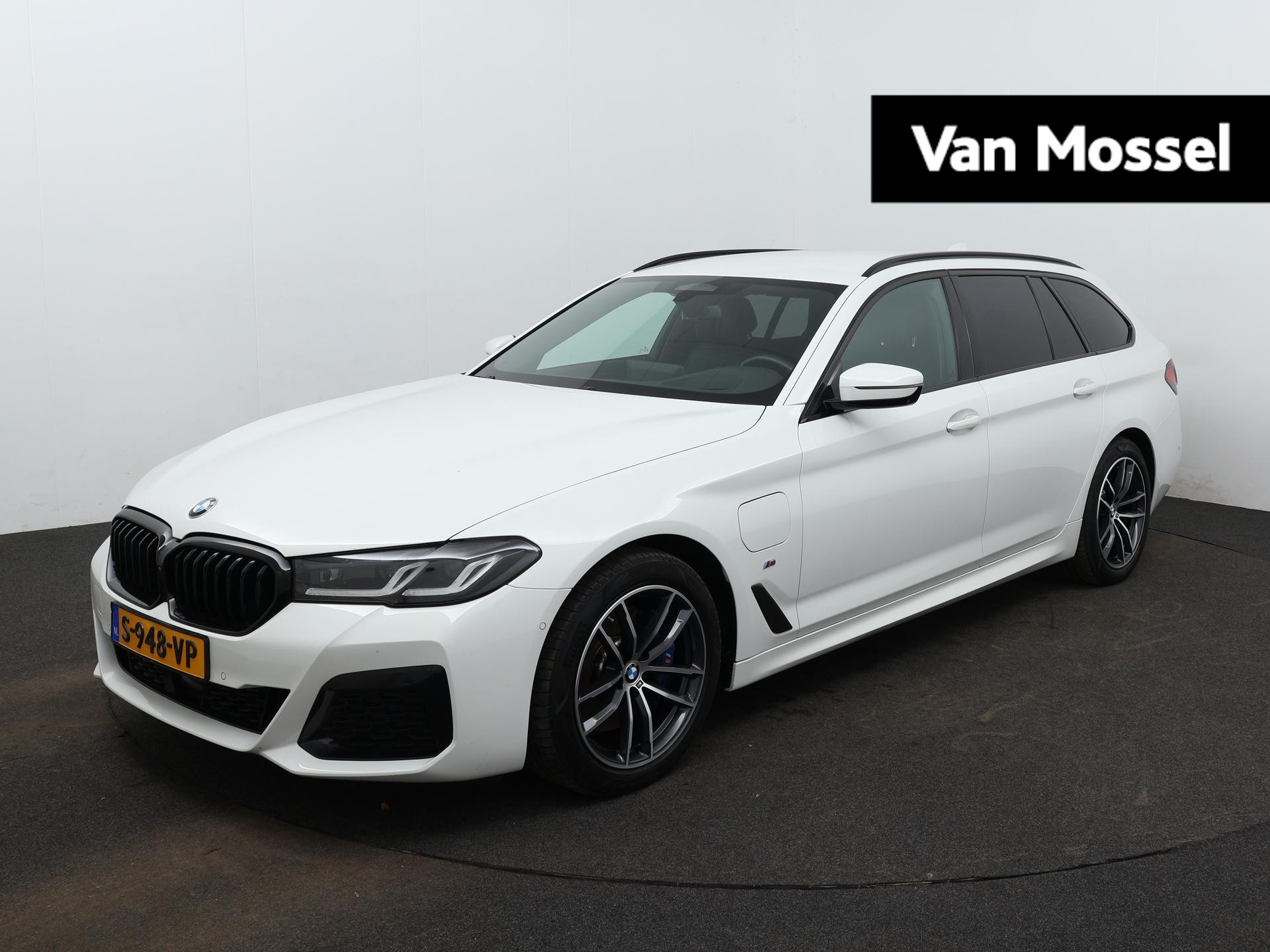 BMW 5 Serie Touring 530e xDrive High Executive M-sport Aut. | Leder | Sfeerverlichting | Stoelverwarming | Head-up | Virtual cockpit | trekhaak | Elek.stoelen | DAB | Navigatie | Climate control | Led