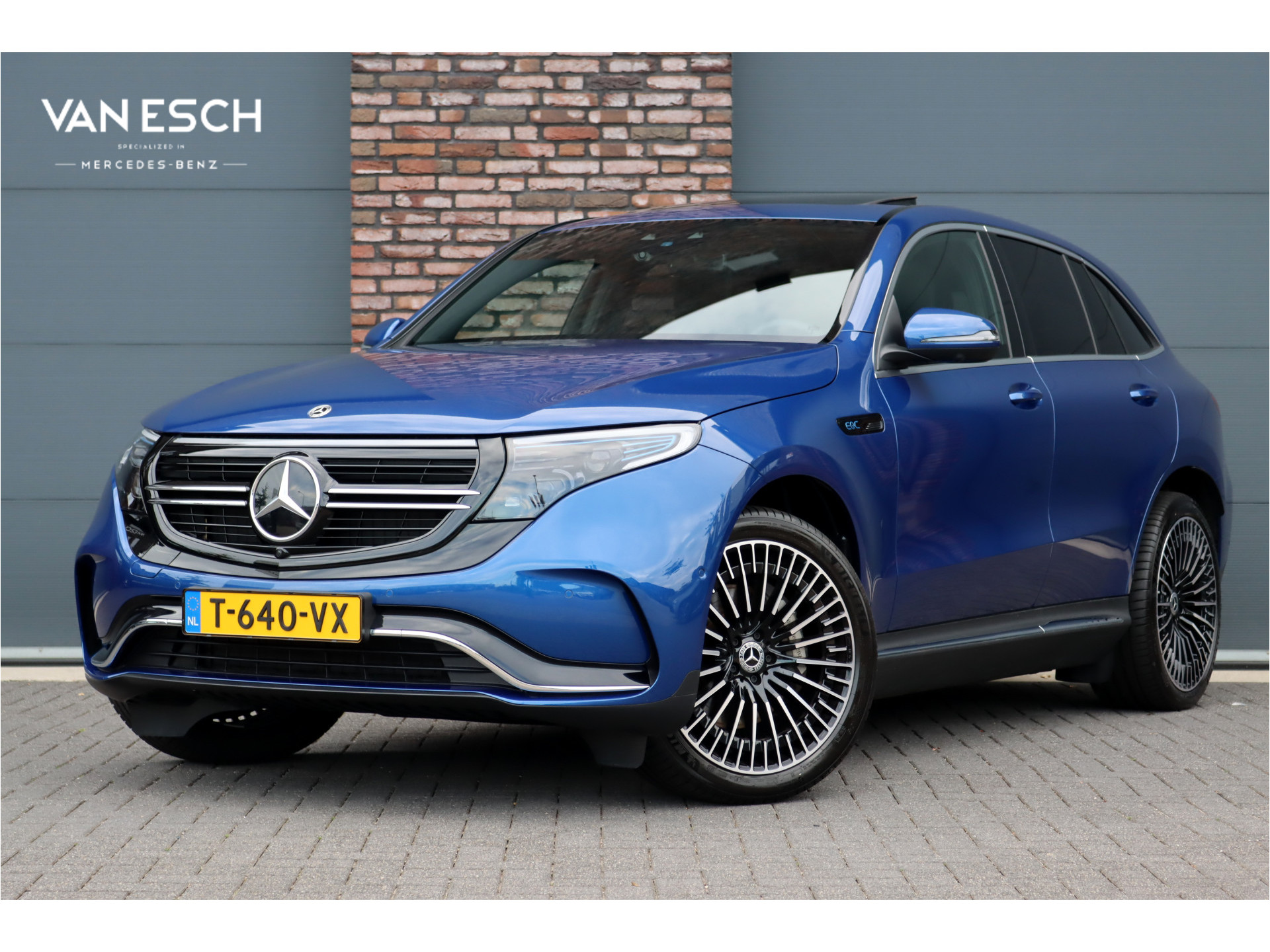 Mercedes-Benz EQC 400 4MATIC AMG Line 80 kWh | ex BTW € 40.500,- netto | Schuifdak | Head-up Display | Surround Camera | Trekhaak | Dodehoekassistent | Advanced Sound System | Stoelverwarming | Sfeerverlichting |