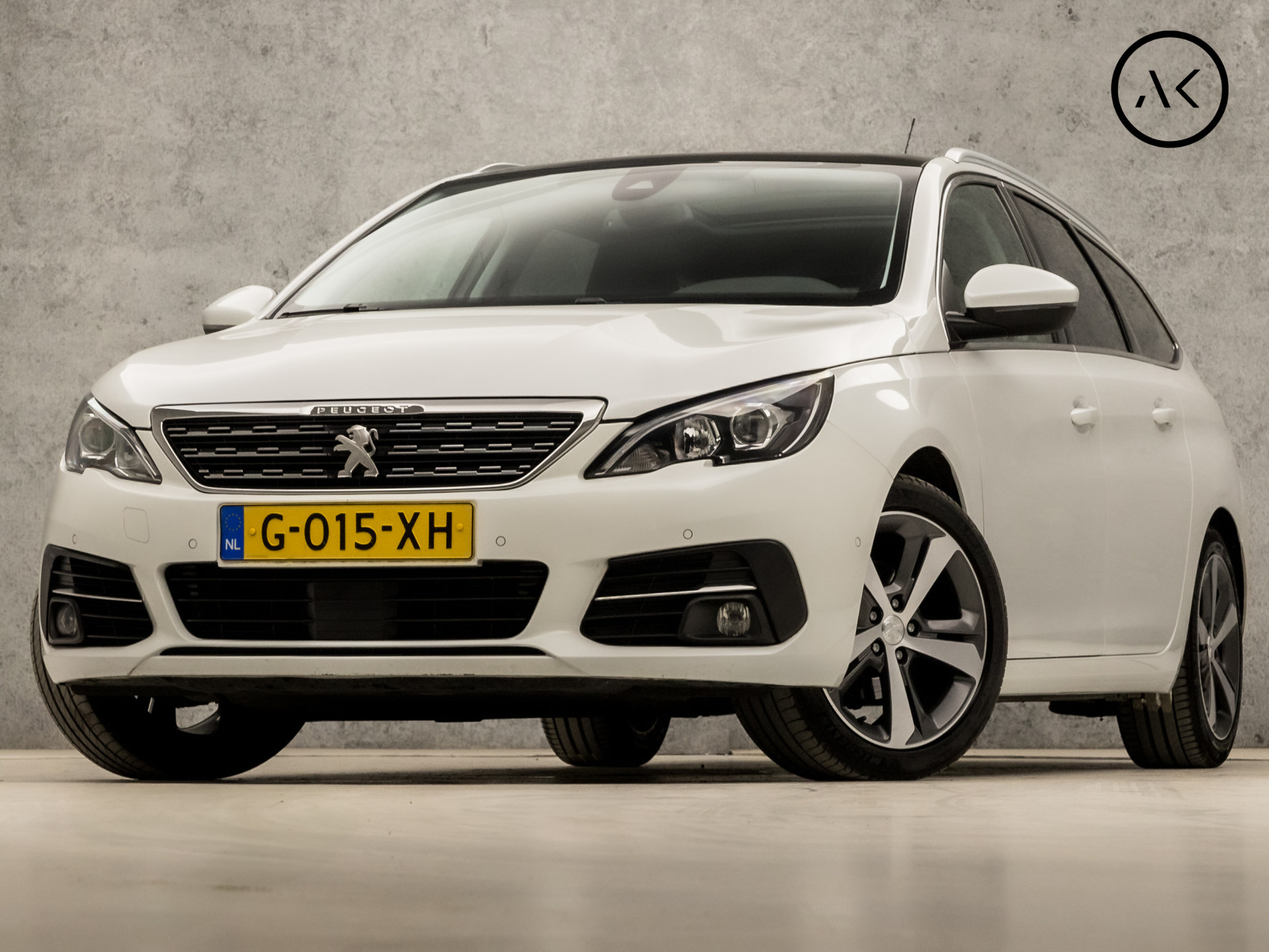Peugeot 308 SW 1.2 PureTech Sport Automaat (PANORAMADAK, APPLE CARPLAY, STOELVERWARMING, ADAPTIVE CRUISE, SPORTSTOELEN, KEYLESS, GETINT GLAS, TREKHAAK, 360 CAMERA, NIEUWSTAAT)