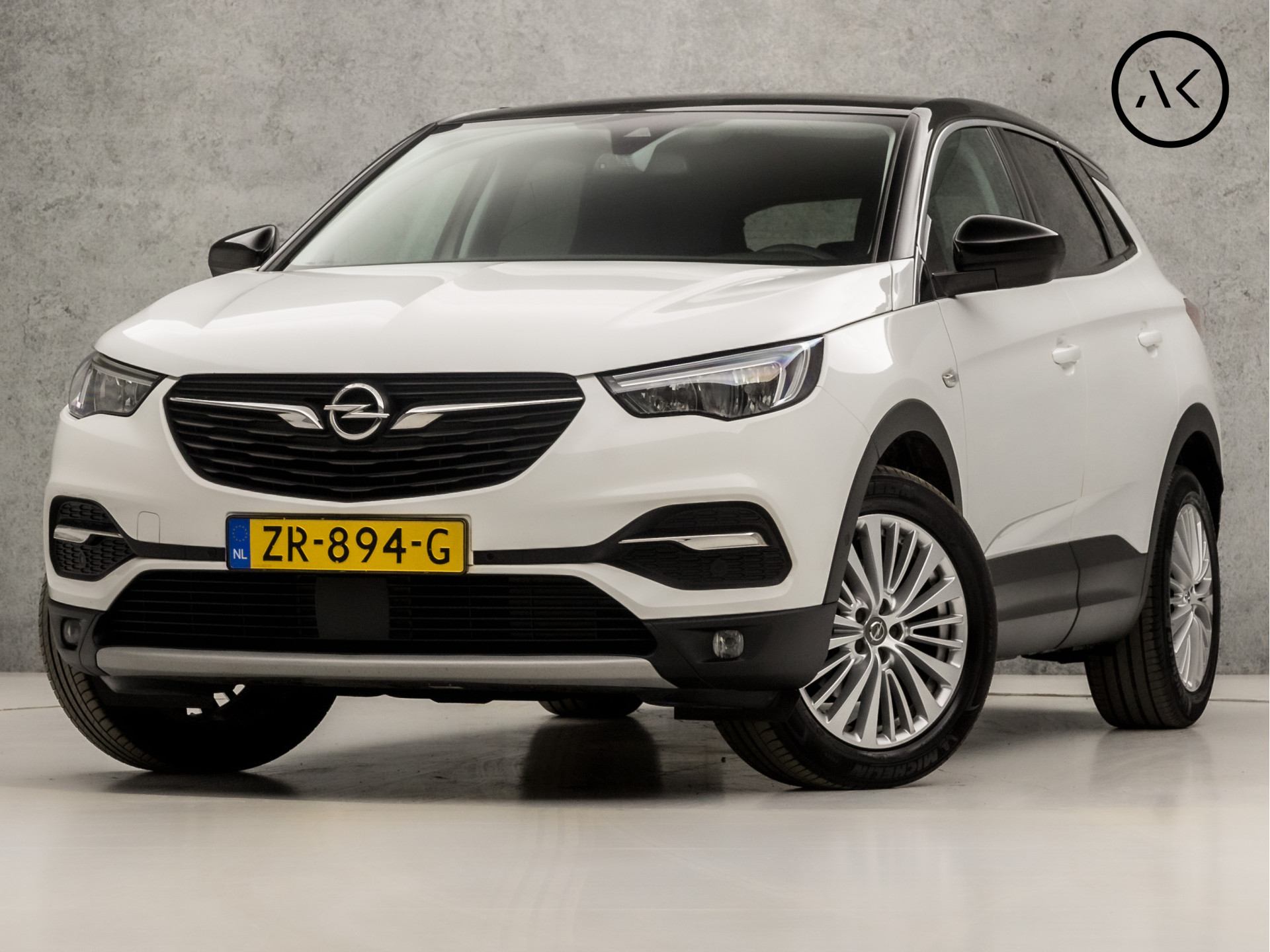 Opel Grandland X 1.2 Turbo Sport (APPLE CARPLAY, GROOT NAVI, CAMERA, CLIMATE, GETINT GLAS, LEDER, SPORTSTOELEN, TREKHAAK, ACHTERKLEP ELEKTRISCH, PARKEERSENSOREN, CRUISE, NIEUWSTAAT)