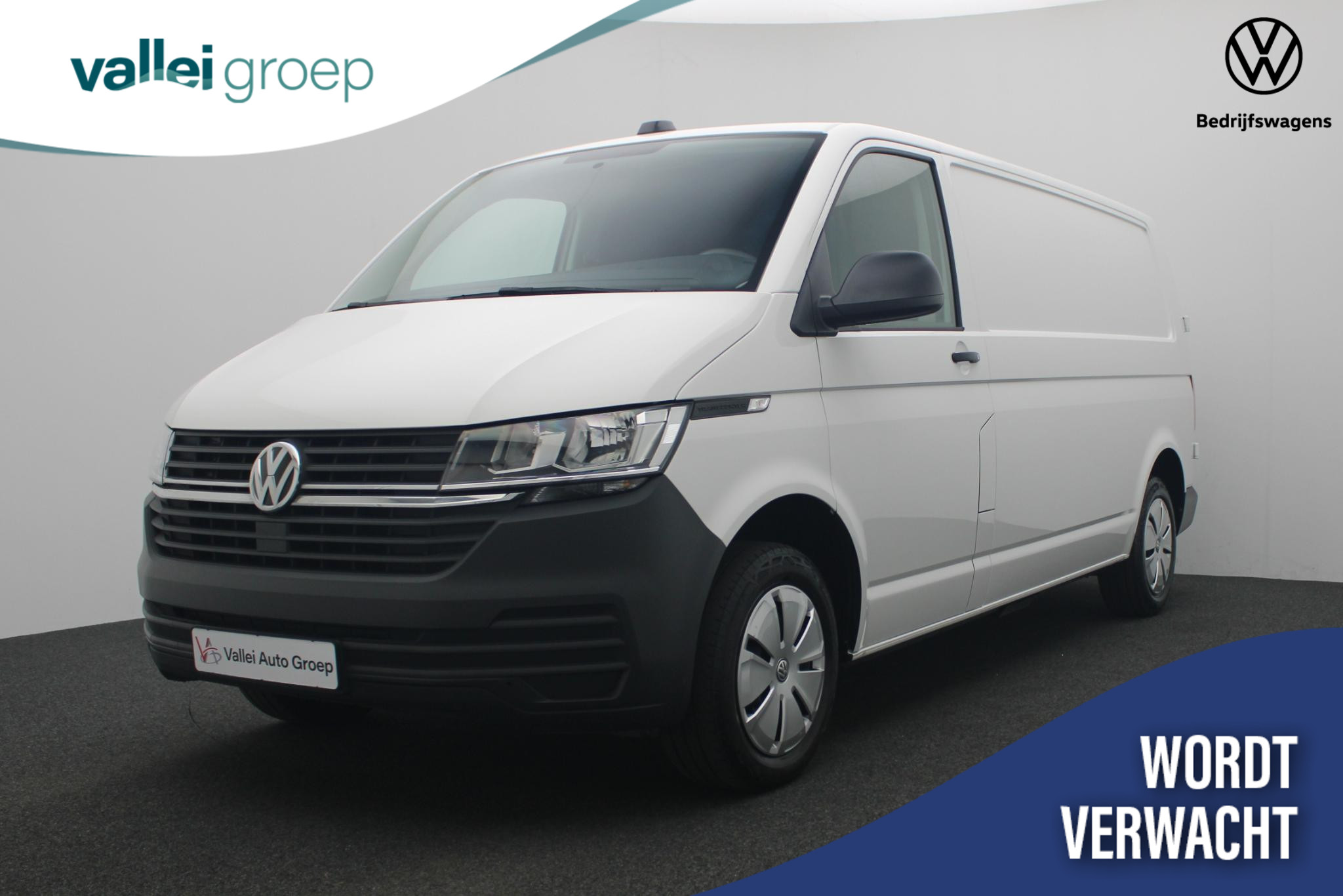 Volkswagen Transporter 2.0 TDI 110PK L2H1 28 Economy Business | Trekhaak | 3-zits | Parkeersensoren achter | Cruise | Airco | Apple Carplay / Android Auto