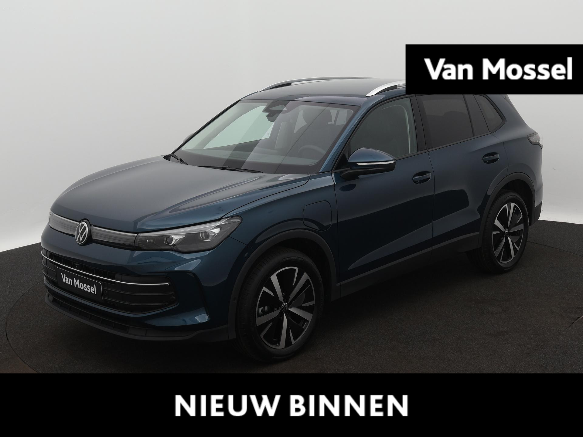 Volkswagen Tiguan 1.5 eHybrid Life Edition 204 PK | Navigatie | 360 Camera | Trekhaak | Apple Carplay | IQ LIghts | 19" Lichtmetalen velgen | Dodehoeksensoren | Stoelverwarming |