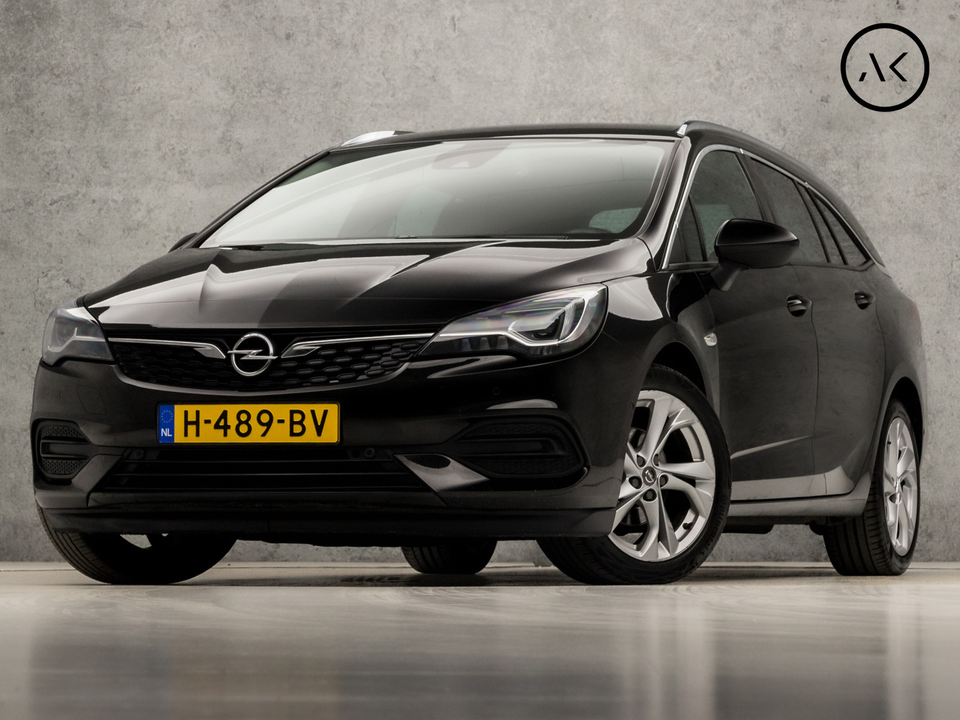 Opel Astra Sports Tourer 1.2 Innovation Sport (APPLE CARPLAY, GROOT NAVI, MEMORY SEATS, STOELVERWARMING/KOELING, LEDER, ADAPTIVE CRUISE, CAMERA, GETINT GLAS, LED KOPLAMPEN, NIEUWSTAAT)