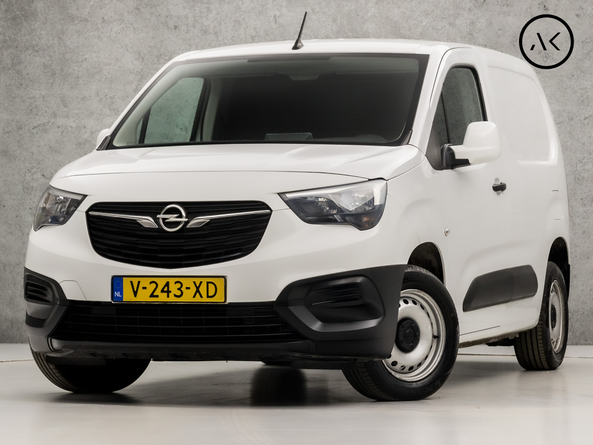 Opel Combo 1.6D L1H1 Edition (APPLE CARPLAY, SUPER NETJES, GROOT NAVI, PARKEERSENSOREN, CRUISE CONTROL, NIEUWE APK, NIEUWSTAAT)