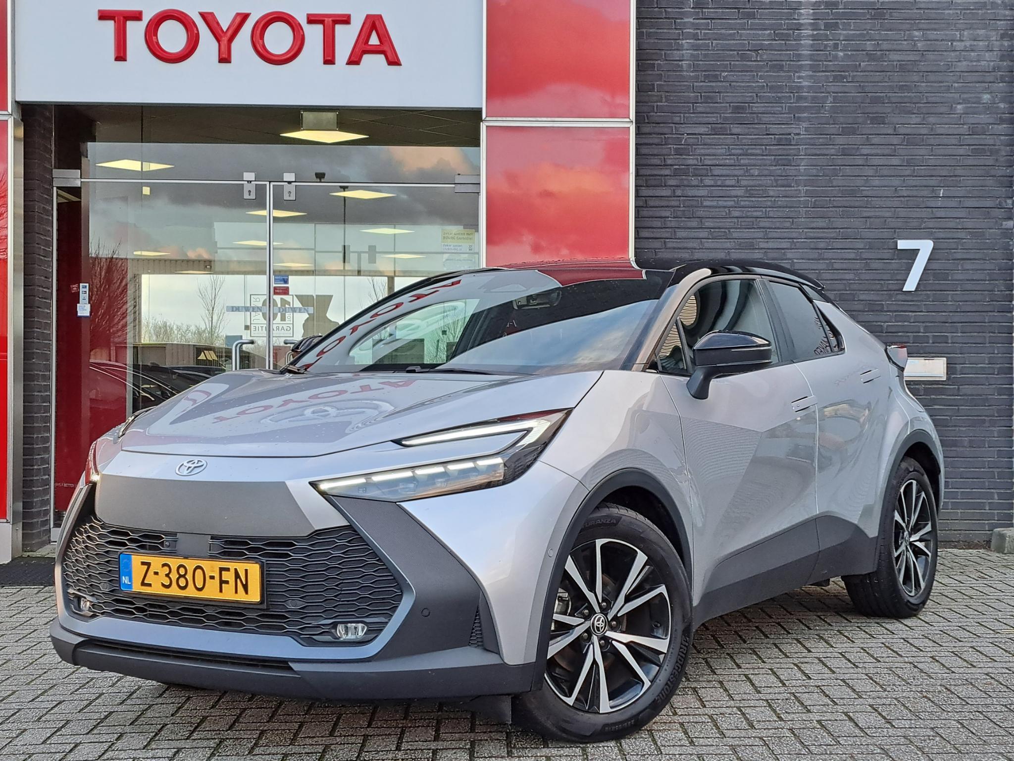 Toyota C-HR 1.8 HYBRID 140 FIRST EDITION NAVI APPLE/ANDROID P-SENSOREN BLISS EL-ACHTERKLEP 360GR-CAMERA LED-PAKKET NL-AUTO