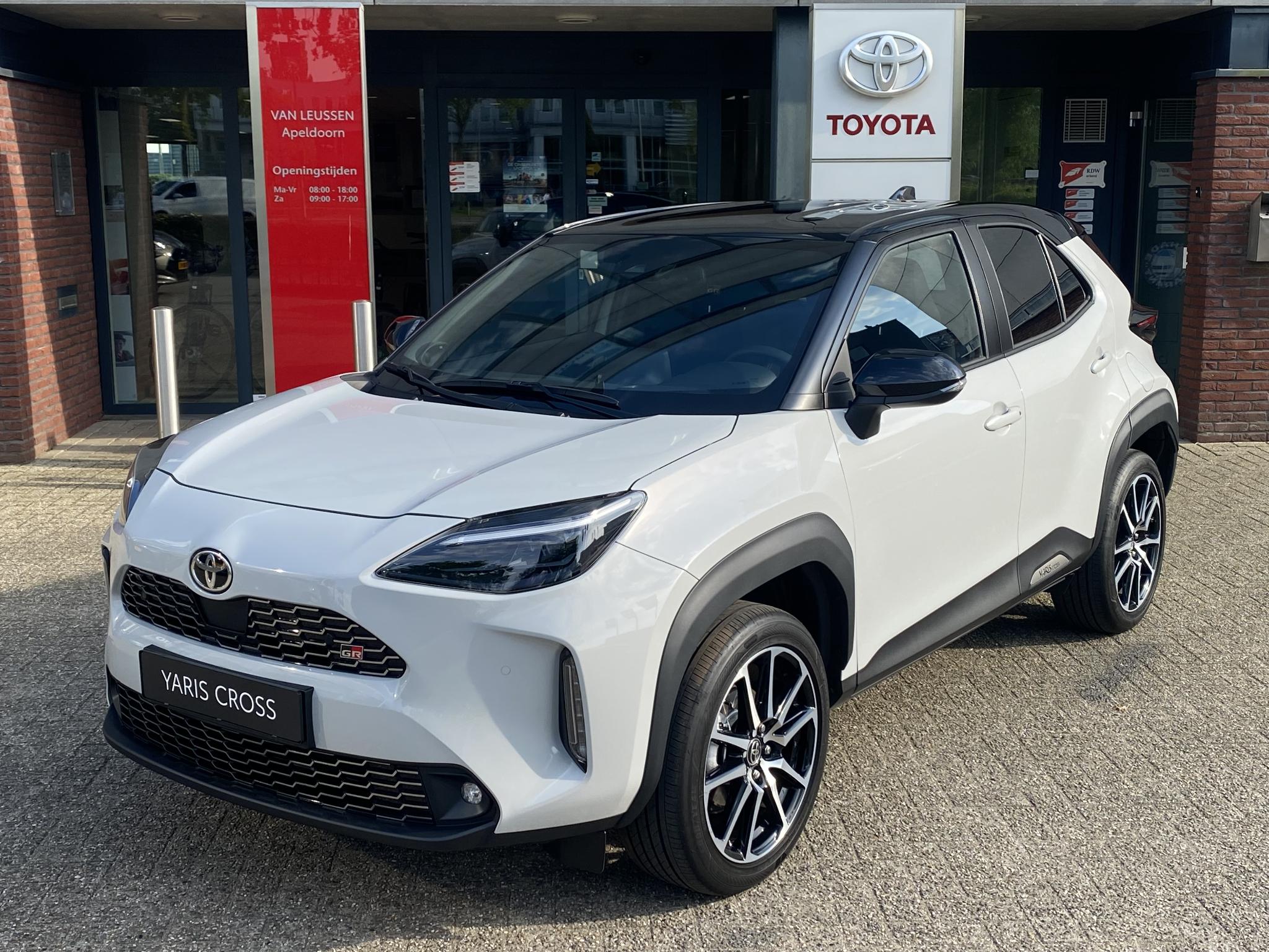 Toyota Yaris Cross 1.5 Hybrid GR SPORT HEAD-UP JBL-AUDIO NAVI PARK-SENSOREN BLIND SPOT EYLESS 18'' LM-VELGEN SPORTSTOELEN EL-ACHTERKLEP APPLE/ANDROID AD-CRUISE CLIMA