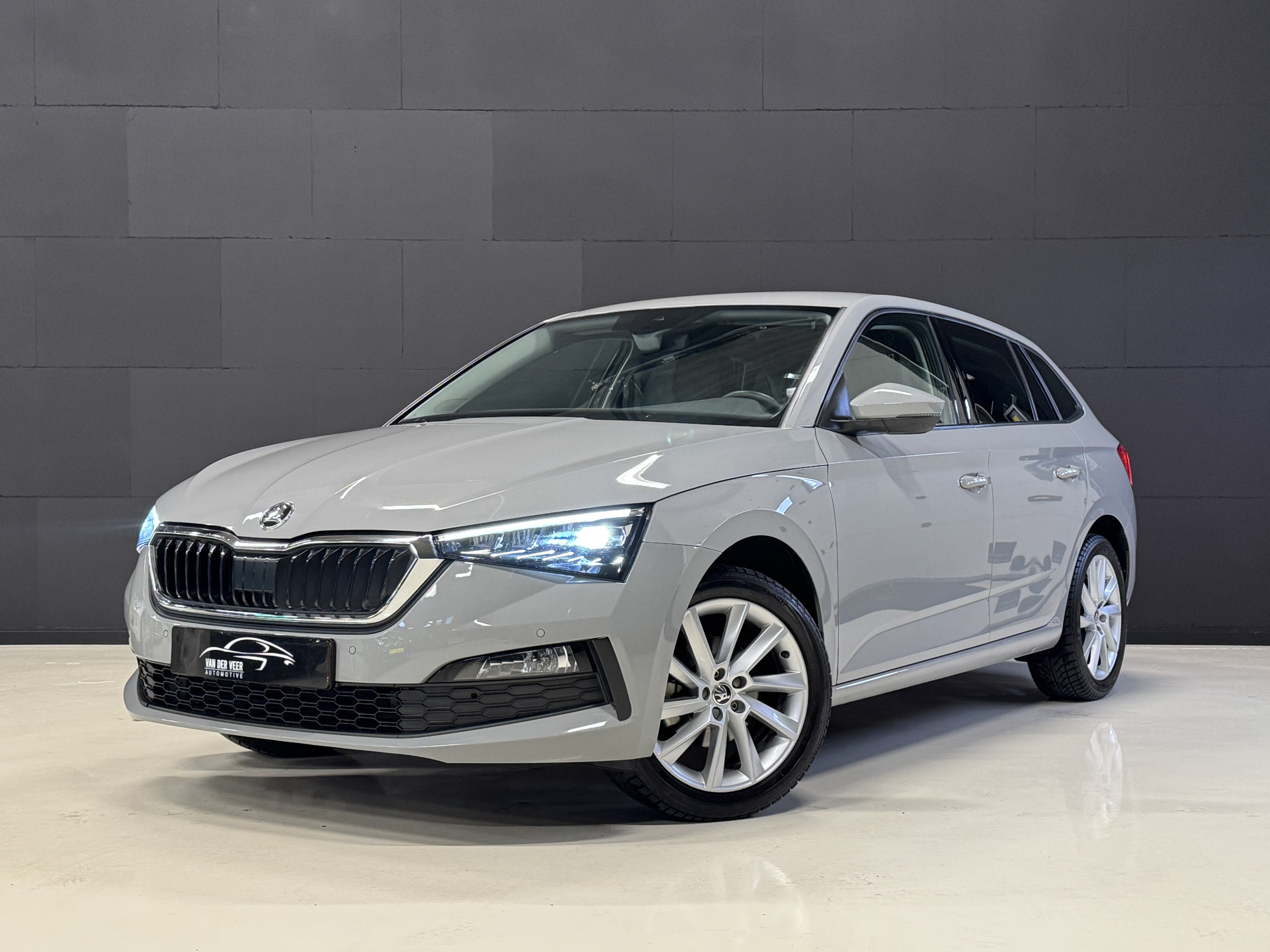 Škoda Scala 1.0 TSI Business Edition 111PK Automaat | Nardo Grey | Leder | Adaptive cruise | Stoelverwarming | LED | Navi | Carplay | Elektrische stoel