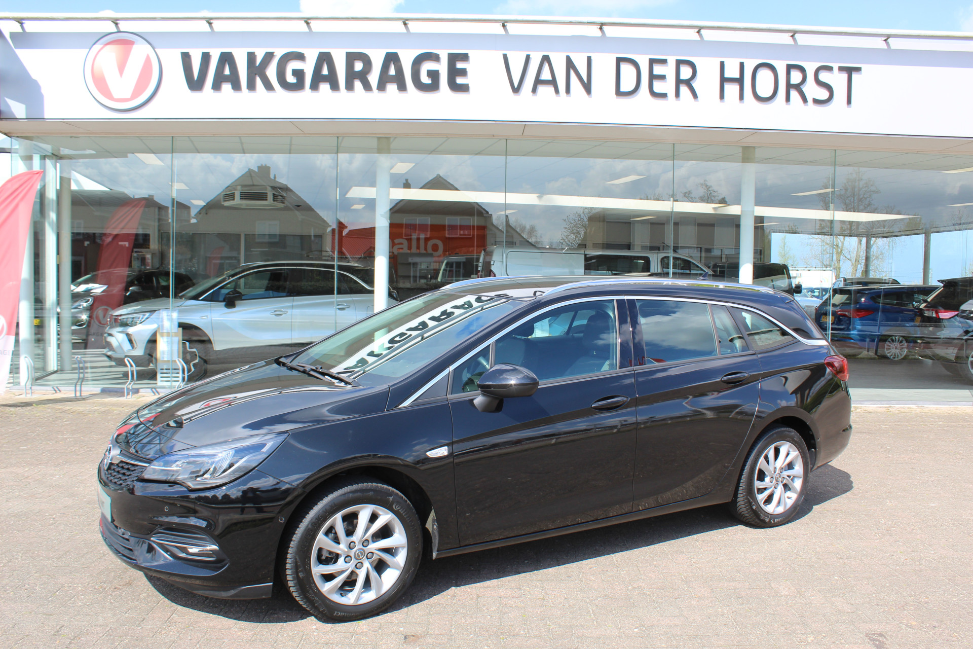Opel Astra Sports Tourer 1.2-110pk Elegance. Ruime, sportieve, luxe en degelijke gezinswagen ! Autm. airco, stoel- en stuurwiel verw., LED verl., camera, parkeersens. v+a, metallic lak, LM wielen, Apple carplay/Android auto, navigatie, telefoonvoorb., cruise cntrl etc.
