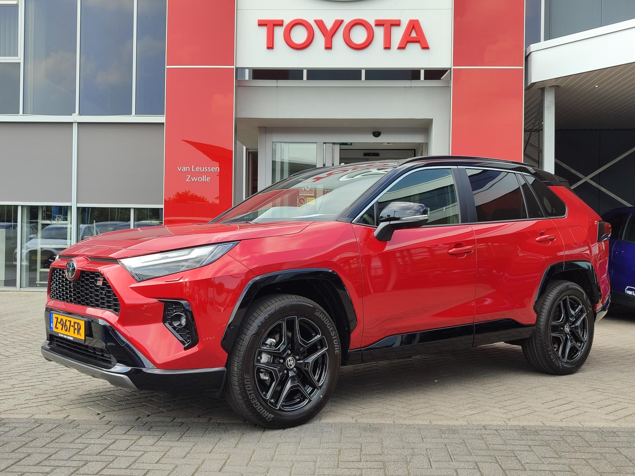 Toyota RAV4 2.5 HYBRID AWD GR-SPORT NIEUW DIRECT LEVERBAAR STOEL/STUURVERW DODEHOEKDETECTIE 360°-CAMERA SPORTSTOELEN EL-STOEL 19' LM-VELGEN PARK-SENSOREN APPLE/ANDROID