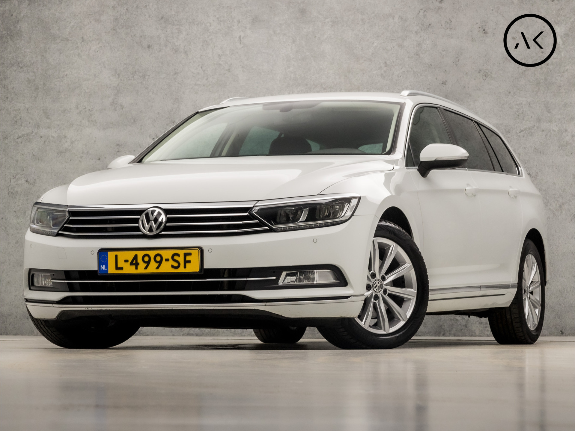 Volkswagen Passat Variant 2.0 TDI Highline Luxury 150Pk Automaat (APPLE CARPLAY, CAMERA, STOELVERWARMING, ADAPTIVE CRUISE, TREKHAAK, KEYLESS START, LED KOPLAMPEN,  ALCANTARA, LEDER, GETINT GLAS, NIEUWSTAAT)