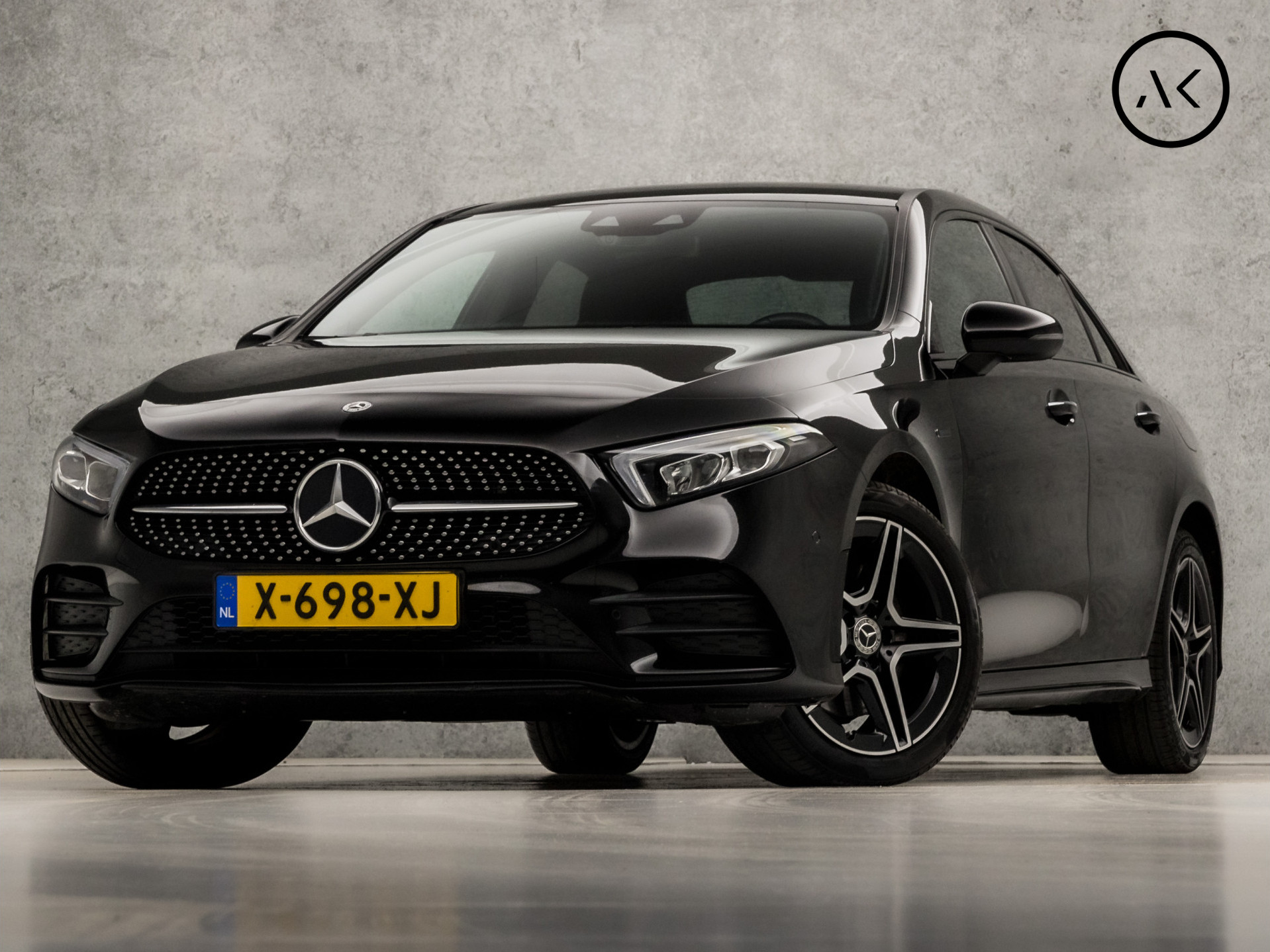 Mercedes-Benz A-Klasse 250 e AMG Sport 218Pk Automaat (GROOT NAVI, SFEERVERLICHTING, WIDESCREEN, STOELVERWARMING, LEDER/ALCANTARA, GETINT GLAS, LED KOPLAMPEN, LANE ASSIST, NIEUWSTAAT)