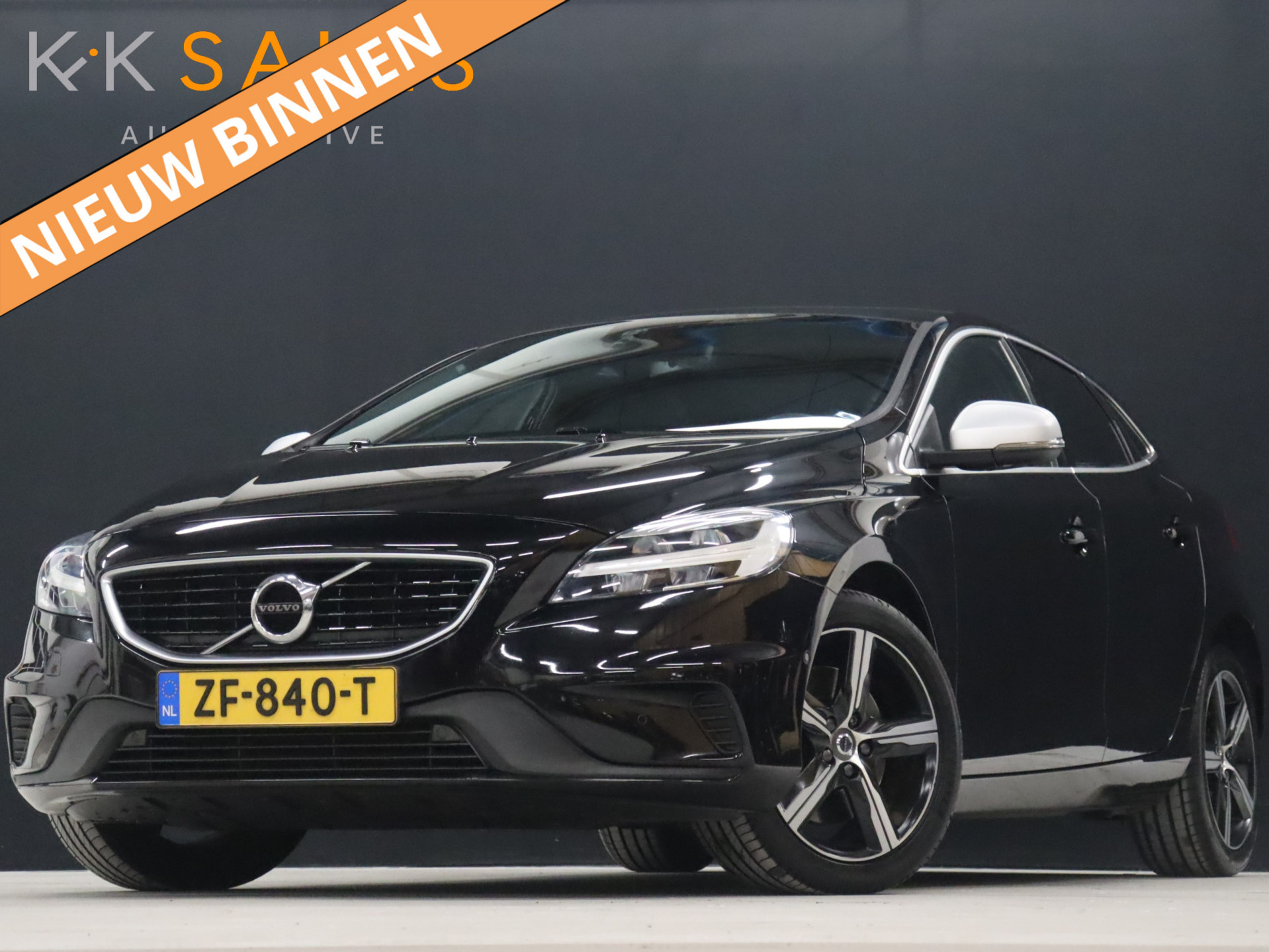 Volvo V40 1.5 T3 Polar+ Sport R-DESIGN Automaat [PANORAMADAK, CAMERA, FULL LED, KEYLESS, LED, DAB, NIEUWSTAAT]