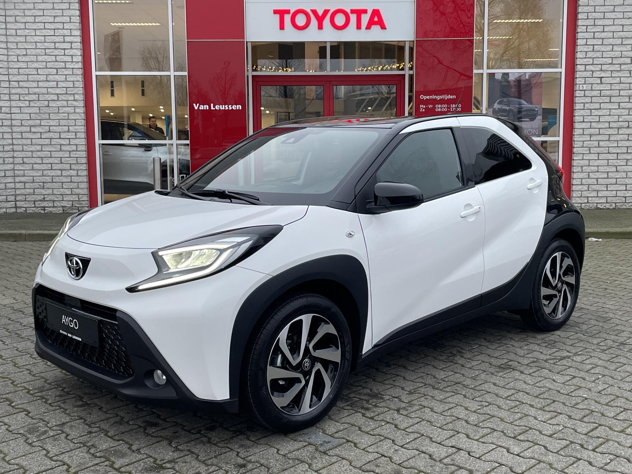 Toyota Aygo X PULSE NIEUW & DIRECT LEVERBAAR!!! APPLE/ANDROID CLIMA AD-CRUISE 17" LM-VELGEN CAMERA LED PRIVACY-GLASS