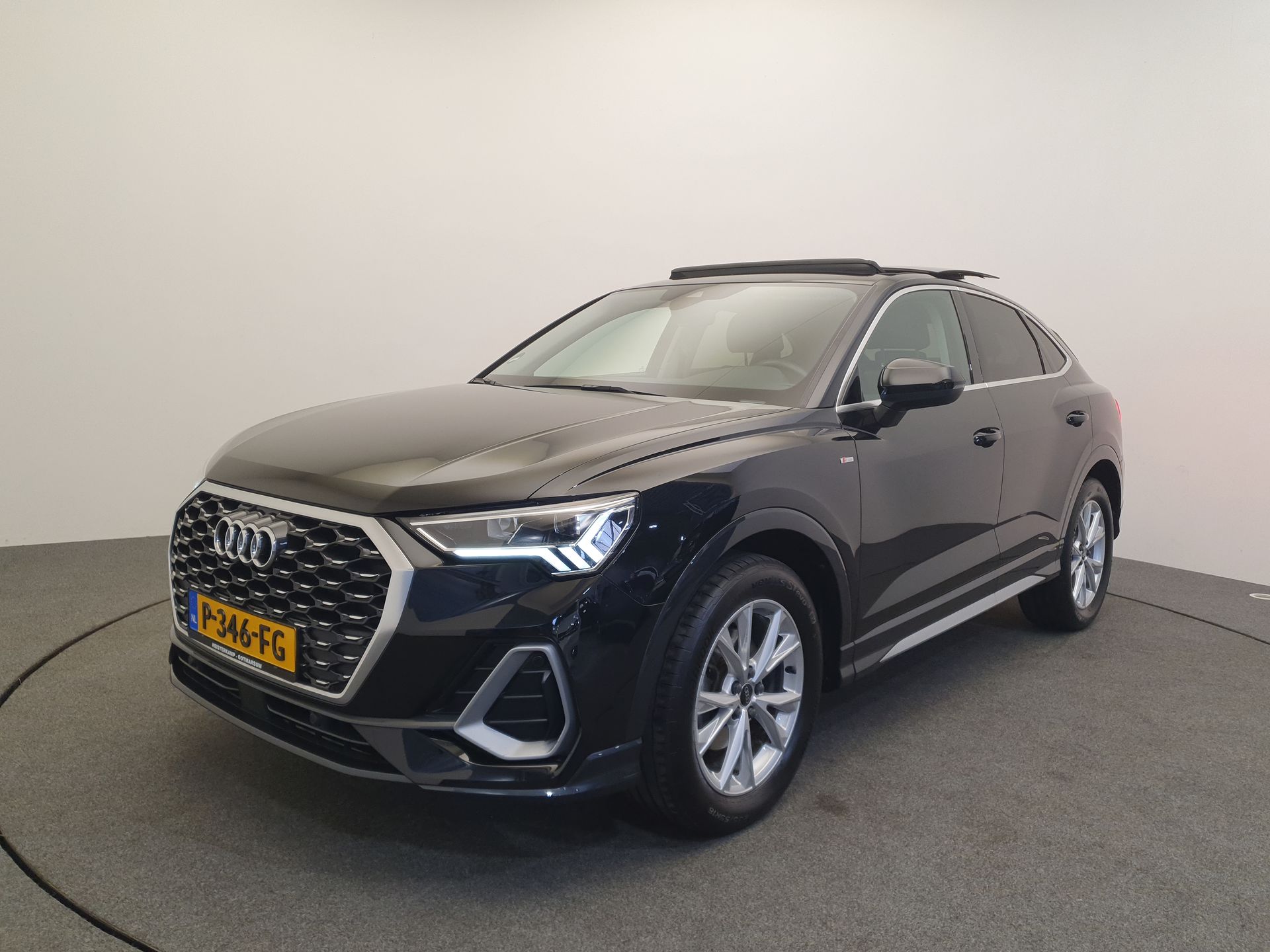 Audi Q3 Sportback 35 TFSI 150pk S-Tronic S-Line Wegklapbare trekhaak, Panoramadak, Camera