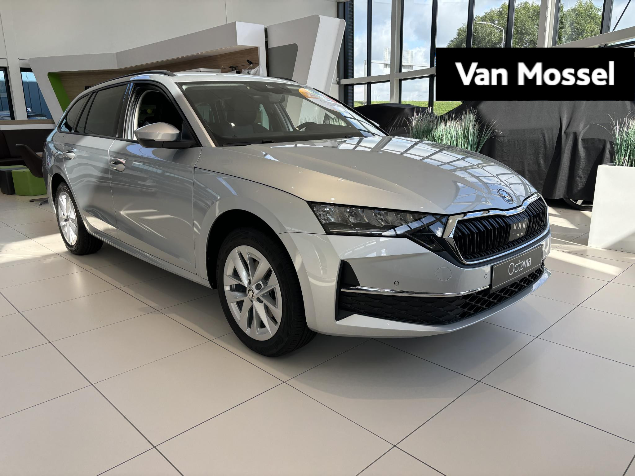 Škoda Octavia Combi 1.5 TSI MHEV First Edition 115 PK | Automaat | LED Koplampen | Apple Carplay/Android Auto | Achteruitrijcamera | Climate Control | Cruise Control | Lodge interieur | Elektrische achterklep | Keyless-Entry | Privacy Glass | Parkeersensoren | Lichtmetalen velgen | € 2.000,- inruilpremie! | Direct leverbaar! |