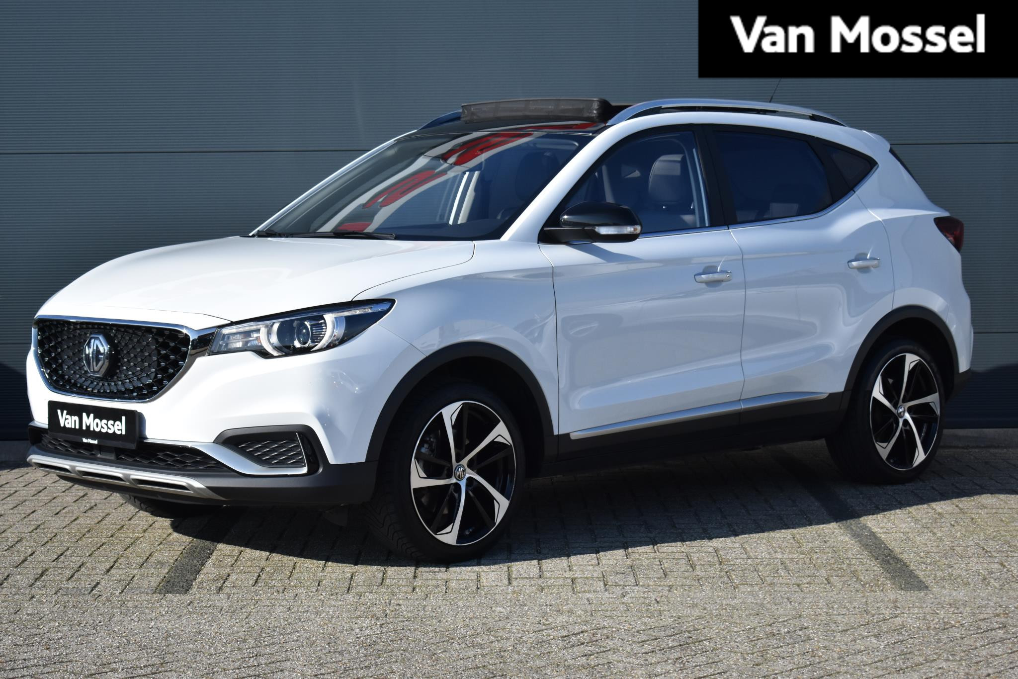 MG ZS-EV Luxury 45 kWh 143pk | Leder | Panorama-dak | Stoelverwarming | Navigatie | Apple Carplay & Android Auto | 1e eigenaar | Automaat