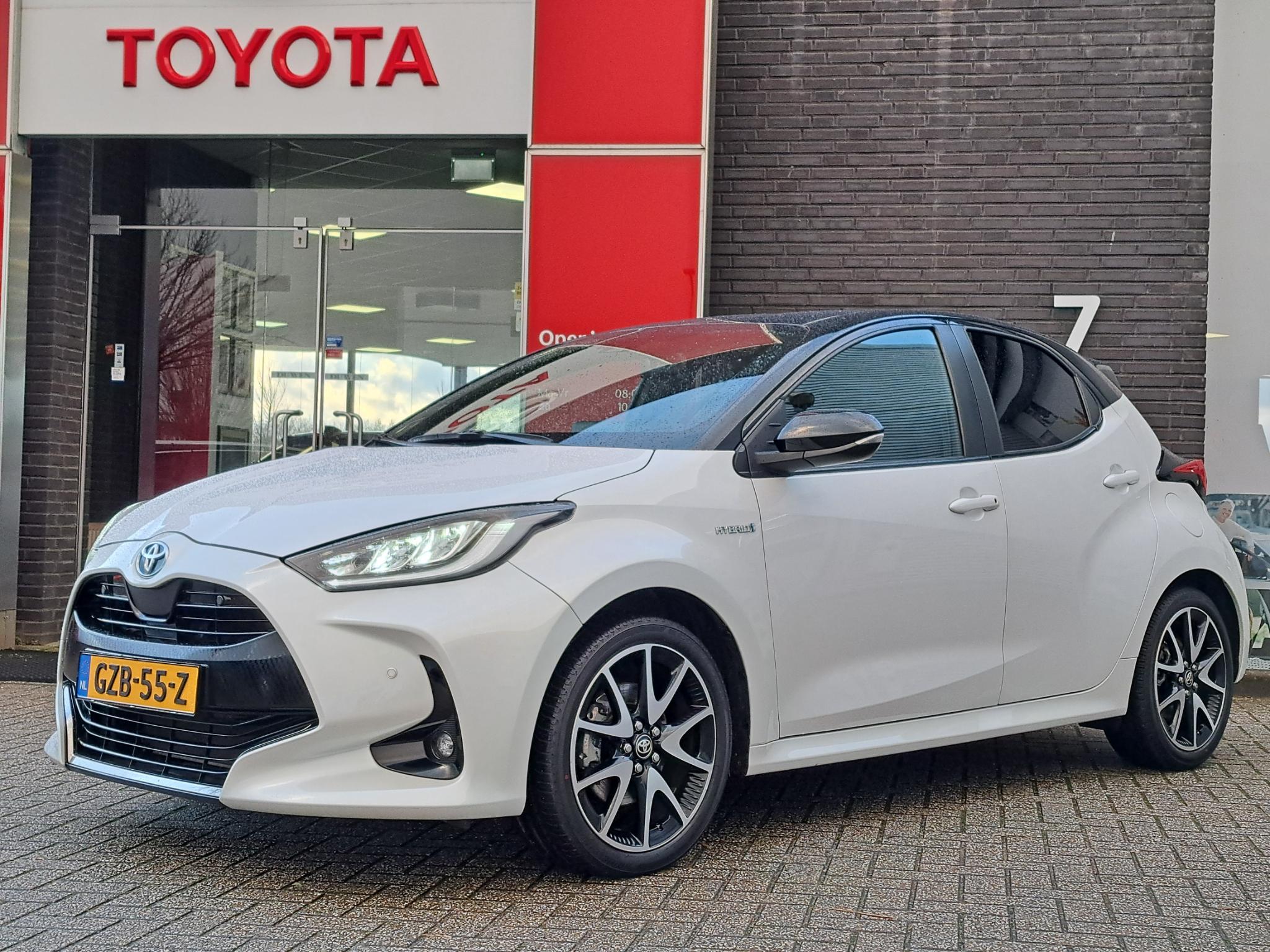 Toyota Yaris 1.5 HYBRID EXECUTIVE APPLE/ANDROID HEAD-UP 17"LMV HALF-LEDER STOELVERW. LED P-SENSOREN PRIVACY-GLASS