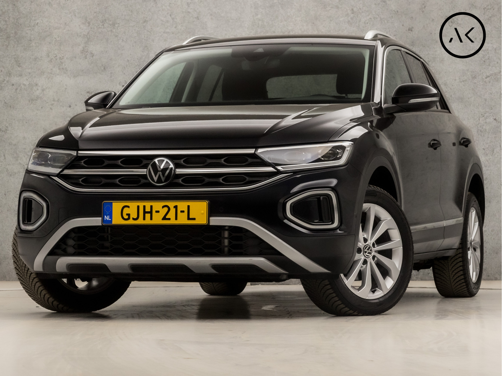 Volkswagen T-Roc 1.5 TSI Sport 150Pk Automaat (NIEUW MODEL, GROOT NAVI, APPLE CARPLAY, VIRTUAL COCKPIT, LEDER/ALCANTARA, MASSAGE, SPORTSTOELEN, STOELVERWARMING, LED KOPLAMPEN, GETINT GLAS, ADAPTIVE CRUISE, NIEUWSTAAT)