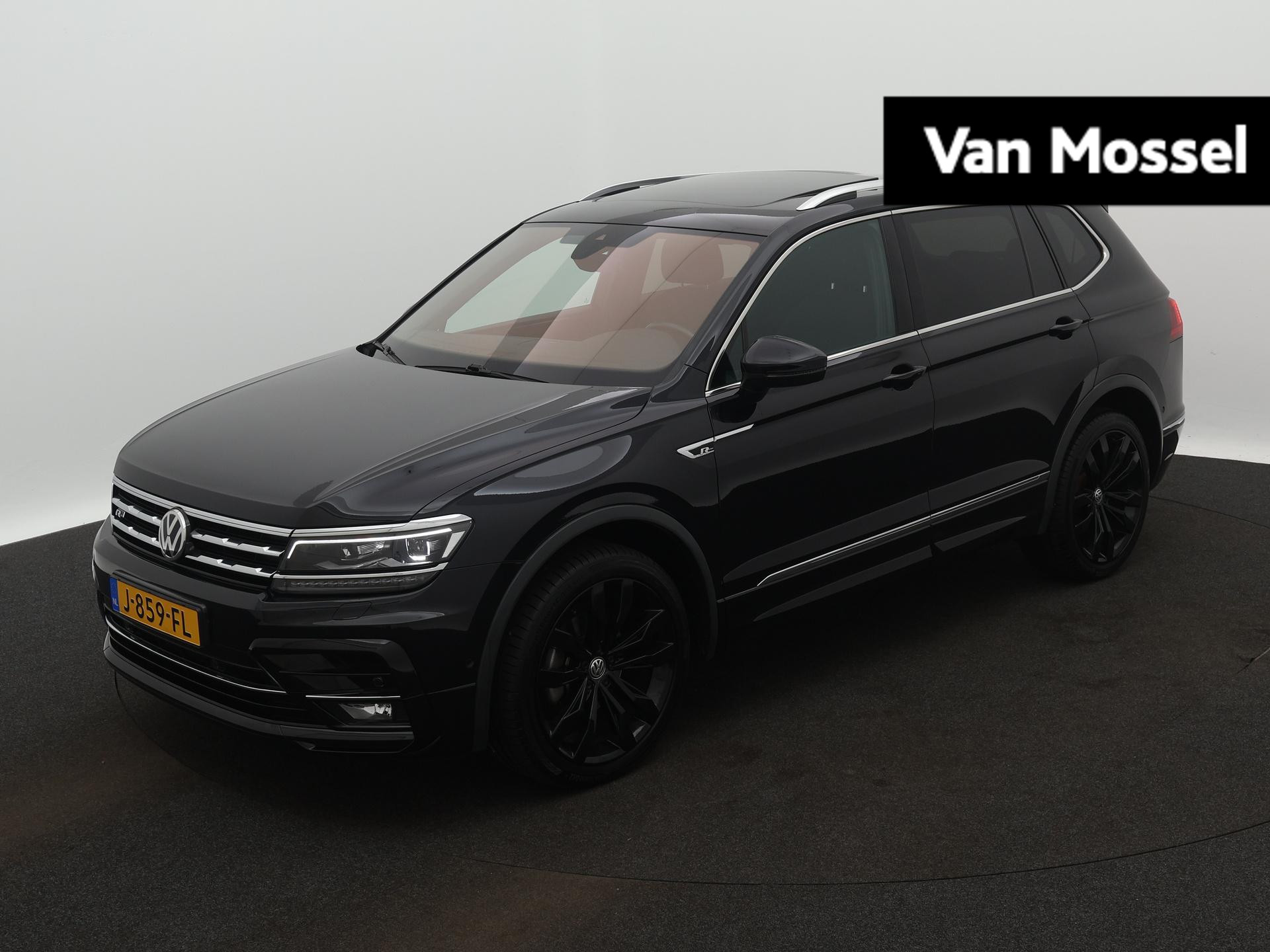 Volkswagen Tiguan Allspace 1.5 TSI Highline Business R 7p. | R-Line | Automaat | Keyless | Stoelverwarming | Navigatie PRO (Groot Scherm) | 7- Persoons | Black Style | Digital Cockpit