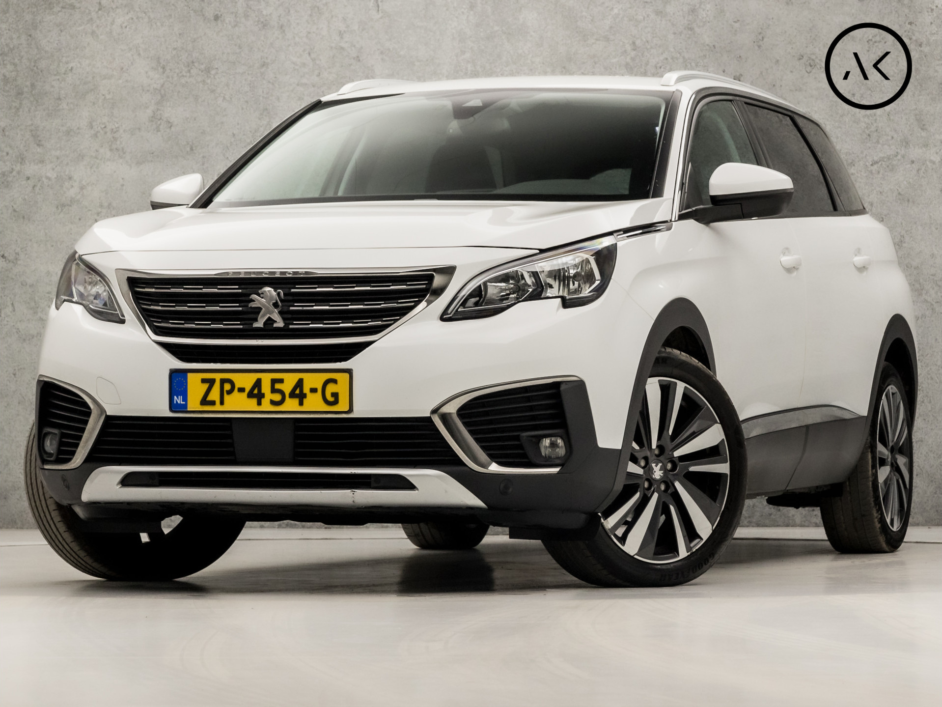 Peugeot 5008 1.2 PureTech Sport 7 Persoons Automaat (APPLE CARPLAY, GROOT NAVI, VIRTUAL COCKPIT, GETINT GLAS, LEDEREN SPORTSTOELEN, CRUISE, NIEUWE APK, PARKEERSENSOREN, NIEUWE APK, NIEUWSTAAT)