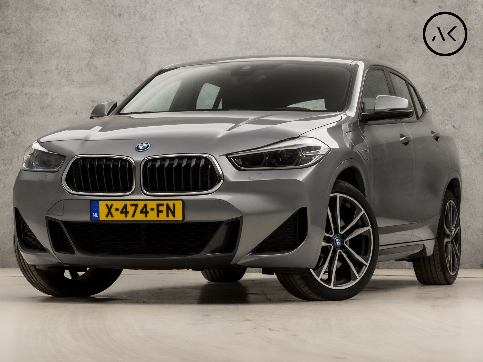 BMW X2 xDrive25e High Executive M Sport 221Pk Automaat (GROOT NAVI, M PAKKET, STOELVERWARMING, LEDER, ELEK ACHTERKLEP, DIGITAL COCKPIT, SPORTSTOELEN, DAB+, CRUISE, NIEUWSTAAT)