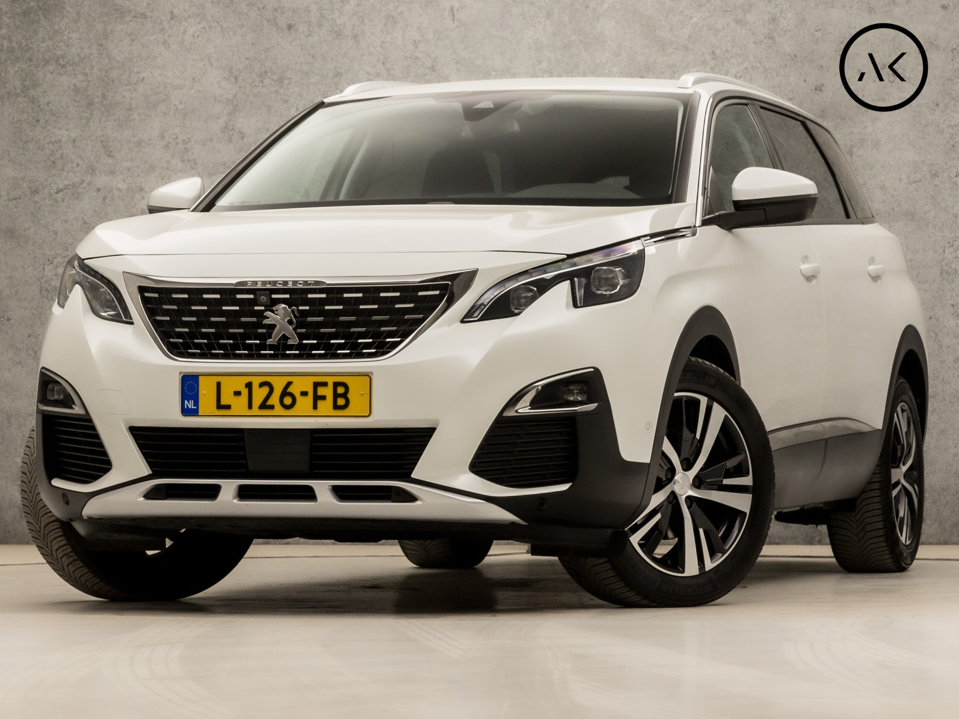 Peugeot 5008 1.2 PureTech Sport 7 Persoons Automaat (APPLE CARPLAY, STOELVERWARMING, LEDER, GROOT NAVI, 360 CAMERA, KEYLESS, SPORTSTOELEN, GETINT GLAS, CRUISE, NIEUWE APK, NIEUWSTAAT)