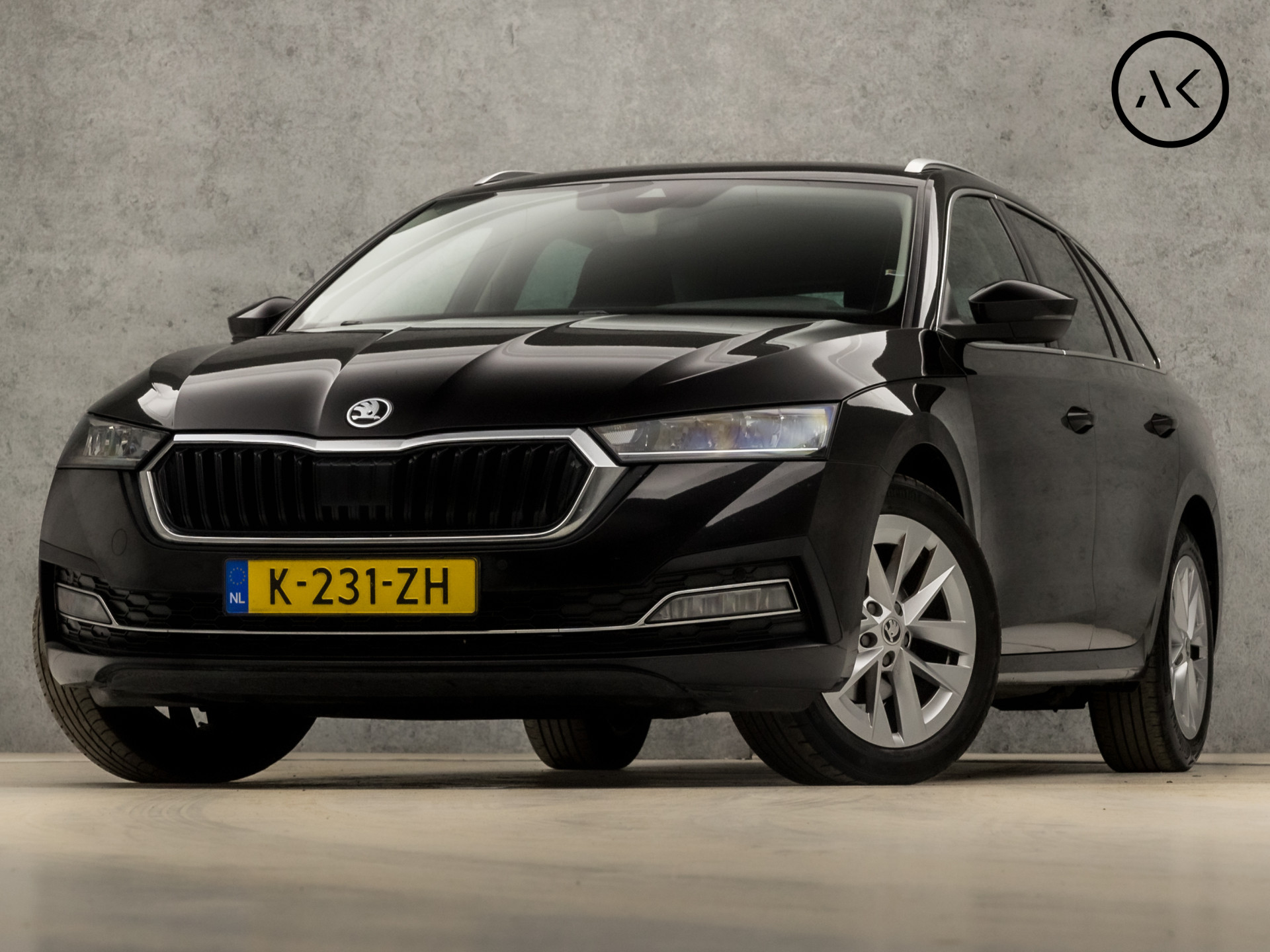 Škoda Octavia Combi 1.0 TSI Sportline (DIGITAL COCKPIT, APPLE CARPLAY, GROOT NAVI, STOELVERWARMING, LED KOPLAMPEN, SPORTSTOELEN, GETINT GLAS, PARKEERSENSOREN, CRUISE, DAB+, NIEUWE APK, NIEUWSTAAT)