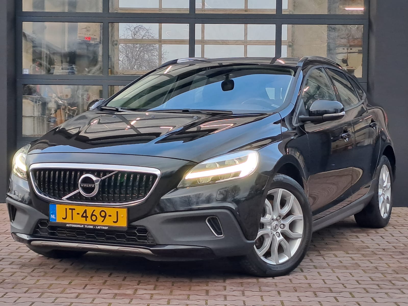 Volvo V40 Cross Country 2.0 T3 Momentum | LED | Airco | Cruise | Trekhaak | PDC | Stoelverwarming | Standkachel |