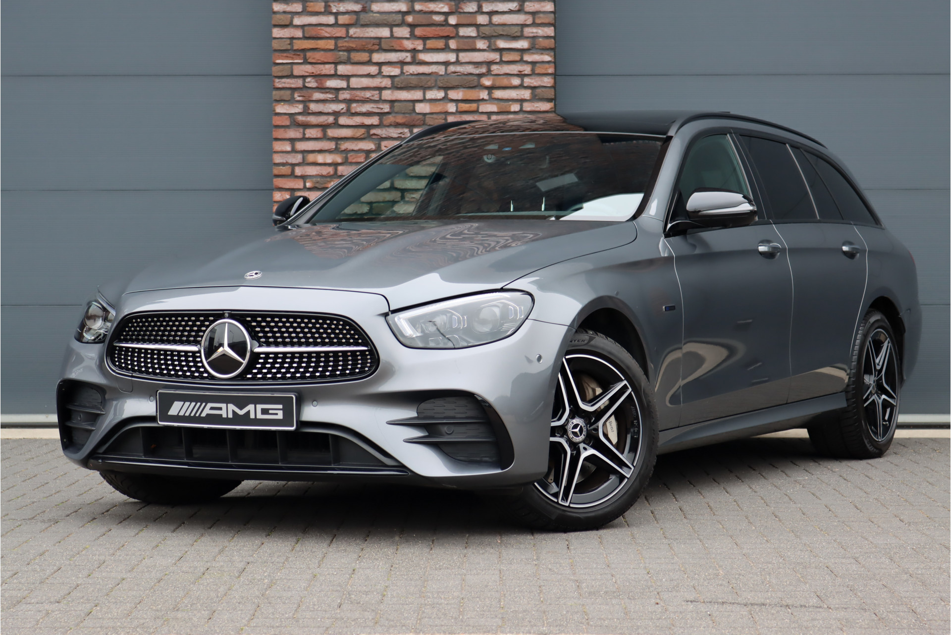 Mercedes-Benz E-Klasse Estate 300 de 4MATIC Premium+ AMG Line Aut9 | Panoramadak | Distronic+ | Memory | Burmester | Trekhaak | Surround Camera | Keyless Go | Stoelverwarming | Sfeerverlichting | Rijassistentiepakket+ |