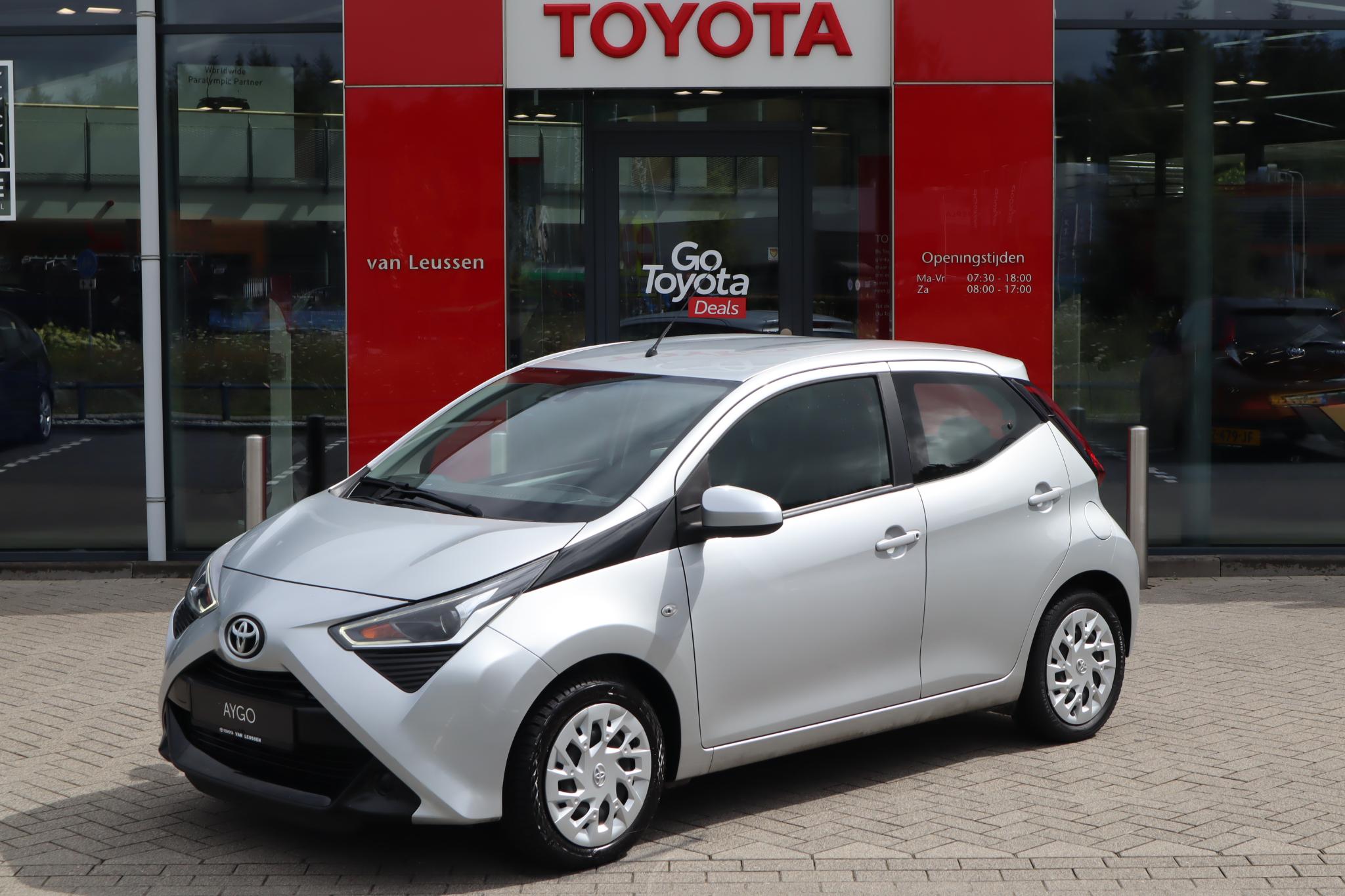 Toyota Aygo X-PLAY 5-DEURS AIRCO LED APPLE/ANDROID CAMERA BLUETOOTH AUDIO-STUURWIELBEDIENING