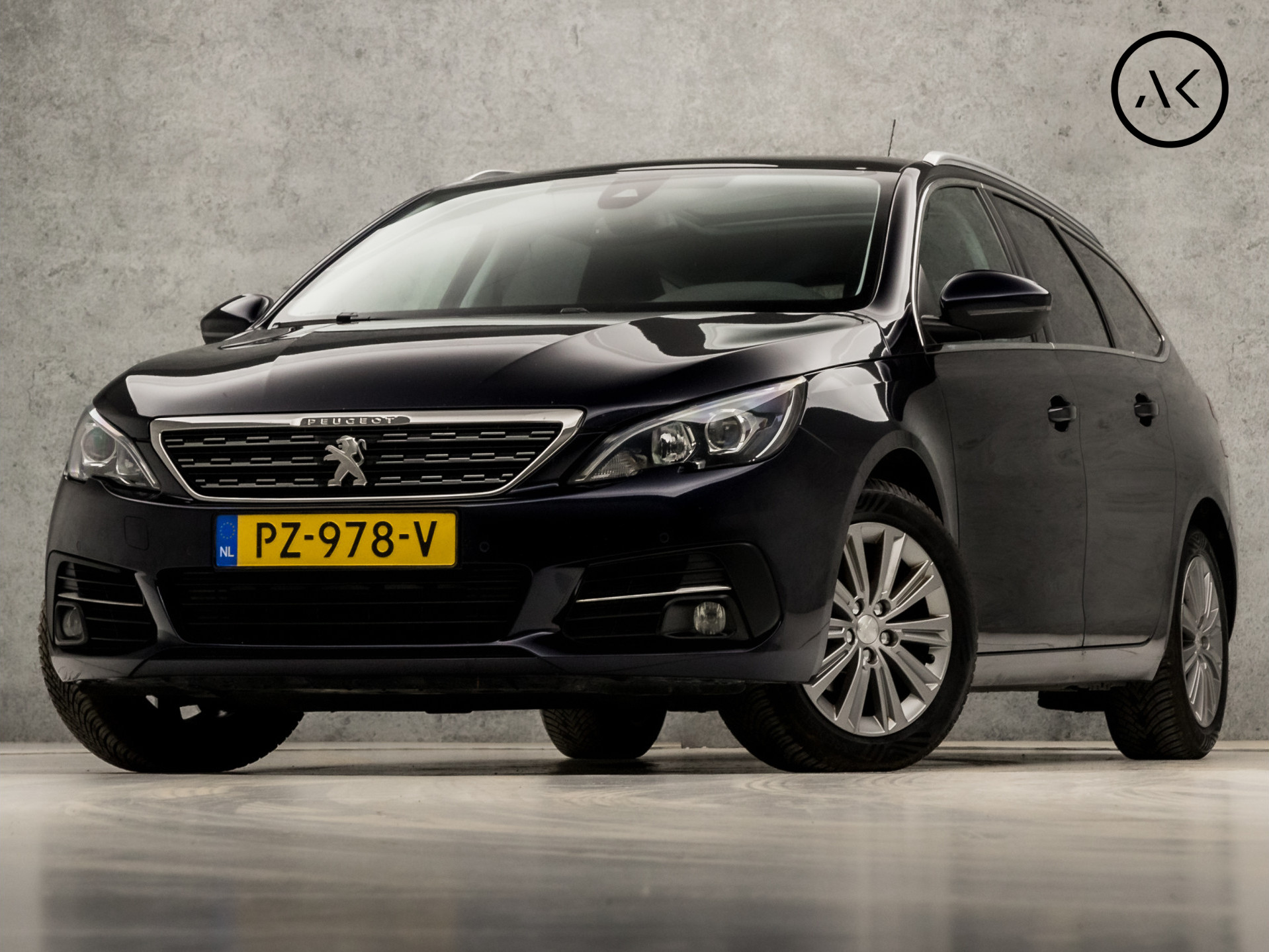 Peugeot 308 SW 1.2 PureTech Premium Sport Automaat (PANORAMADAK, APPLE CARPLAY, NAVIGATIE, 360 CAMERA, SPORTSTOELEN, GETINT GLAS, CRUISE, NIEUWE APK, NIEUWSTAAT)