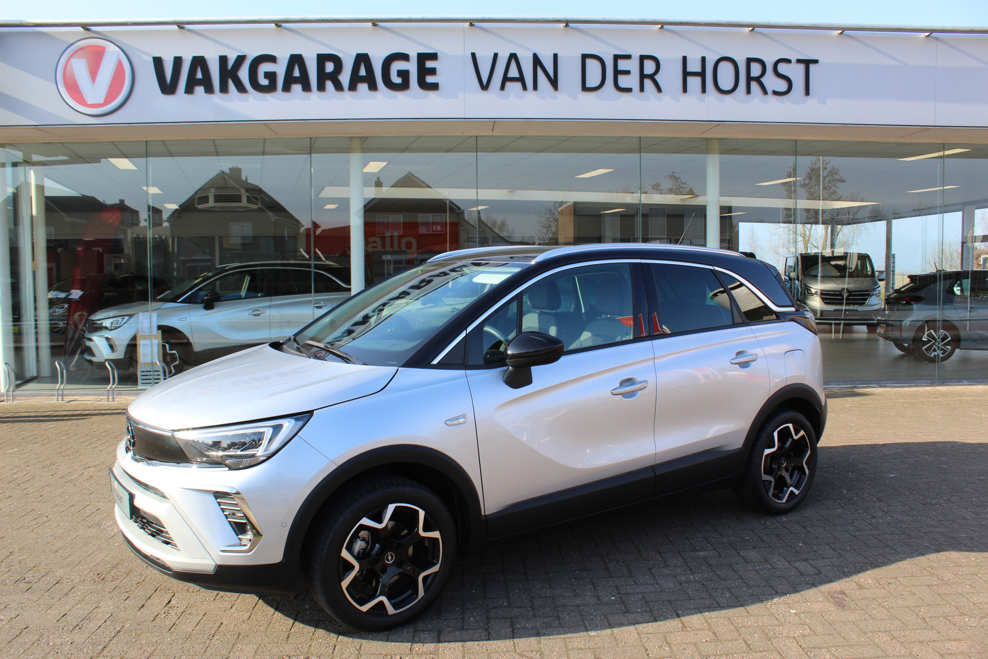 Opel Crossland 1.2-110pk Turbo 'Elegance'. Mooie en luxe hoogzitter met weinig km's ! Volautm. airco dual, cruise control, camera, comfortstoelen, metallic lak,  LM wielen, navigatie, telefoonvoorb., lane- en side assist, parkeersensoren v+a,  LED verlichting  etc.