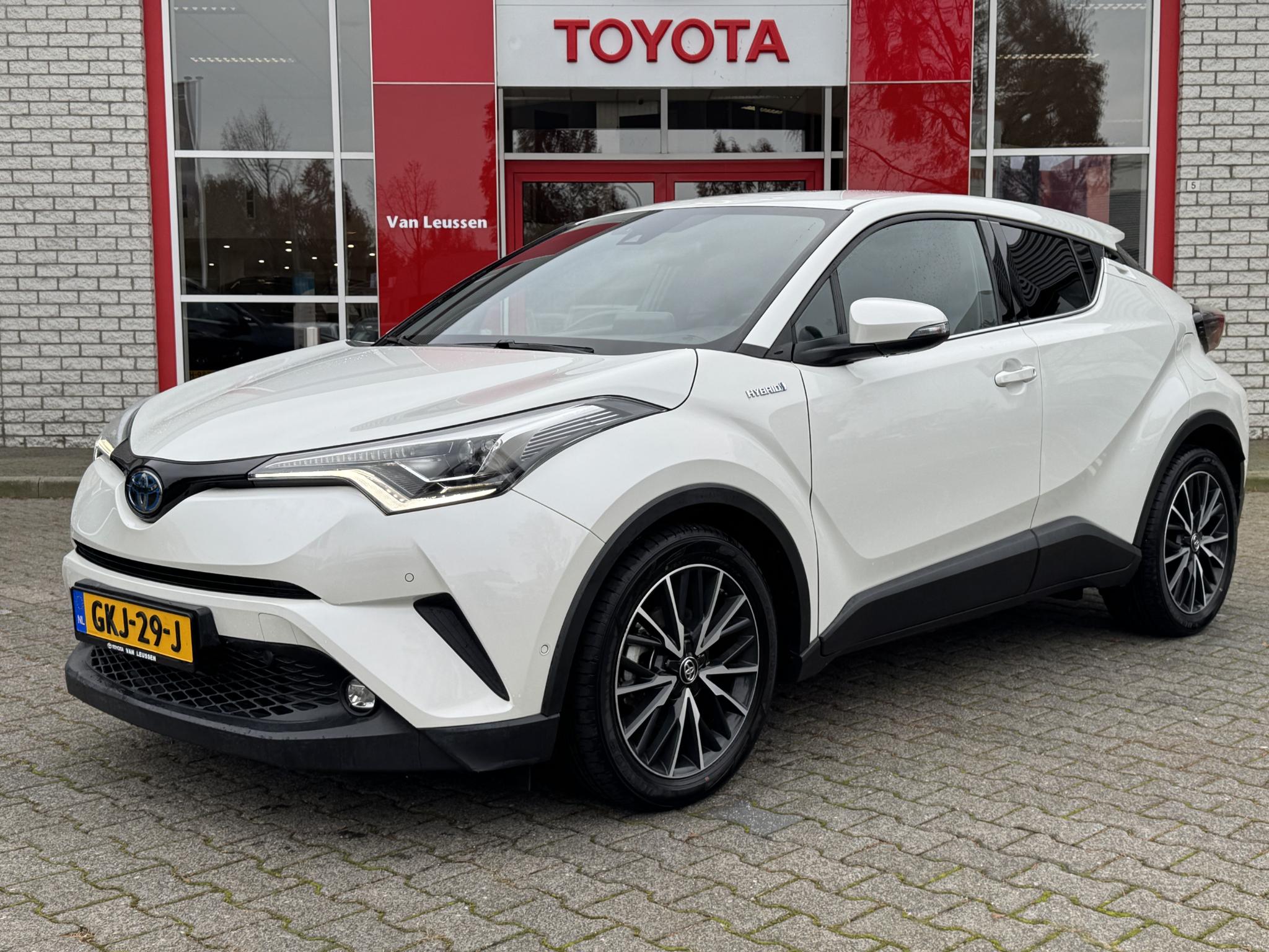 Toyota C-HR 1.8 HYBRID EXECUTIVE NAVI JBL BLIND-SPOT HALF-LEDER STOELVERW PARK-SENSOREN AD-CRUISE KEYLESS LED-PAKKET