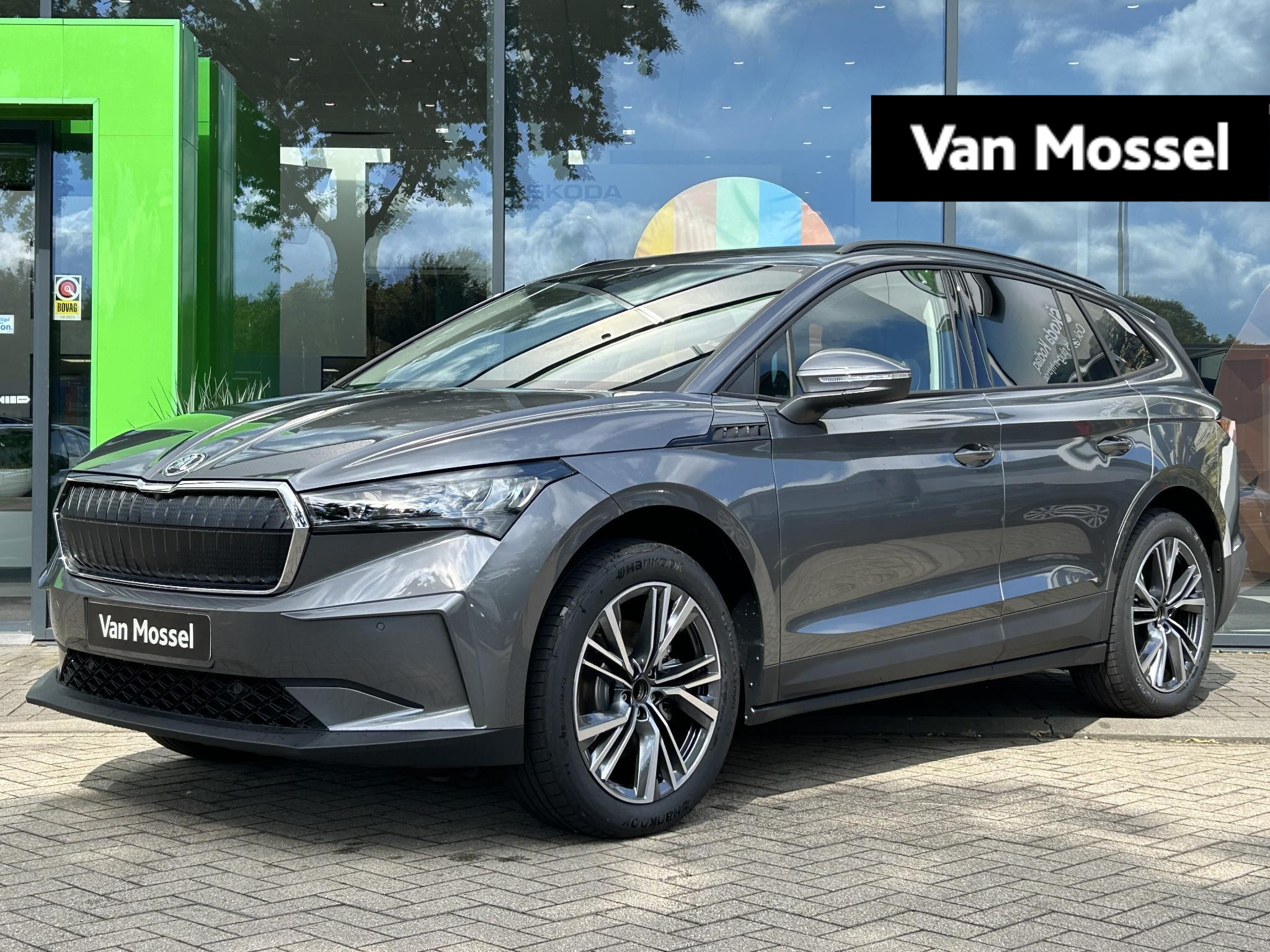 Škoda Enyaq iV 60 Business Edition 58 kWh 180 PK | Verwarmbare Voorstoelen | Getinte Ruiten | Adaptive Cruise Control | Dodehoeksensoren | Panoramisch Schuif/kanteldak | Verwarmbaar Stuurwiel | Climate Control | Navigatie | Draadloze Telefoonlader | Lichtmetalen Velgen | €3.672 Actiekorting! | Direct leverbaar!