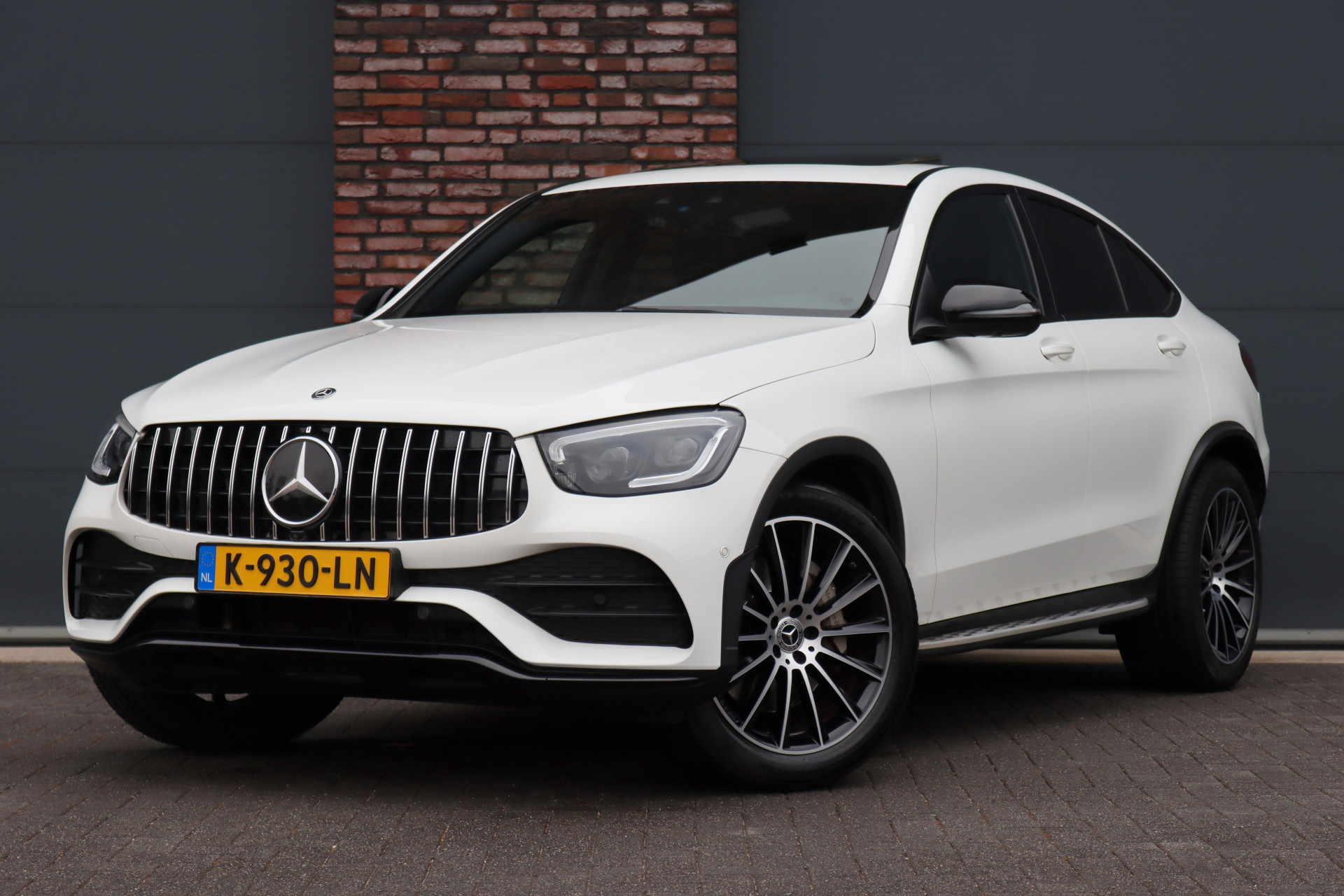 Mercedes-Benz GLC Coupé 300 4MATIC Premium+ AMG Line Aut9 | Schuifdak | Distronic+ | Trekhaak | Burmester | Memory | Surround Camera | Multibeam LED | Augmented Reality | Nightpakket |