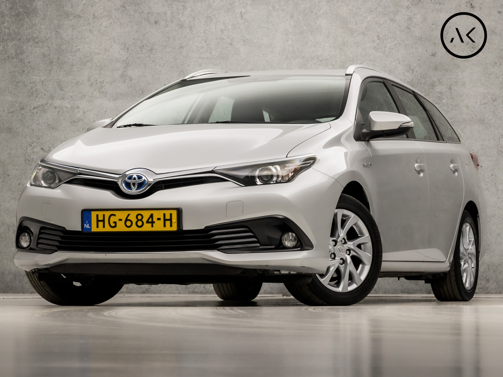 Toyota Auris Touring Sports 1.8 Hybrid Luxury Automaat (NAVIGATIE, CAMERA, KEYLESS START, TREKHAAK, CLIMATE CONTROL, CRUISE CONTROL, XENON, NIEUWSTAAT)