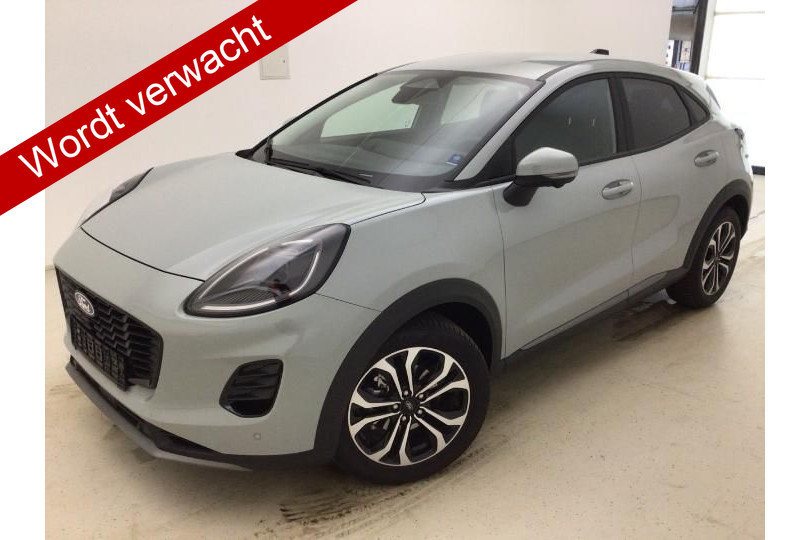 Ford Puma 1.0-125pk EcoBoost Mild-Hybrid Titanium. Nieuw Model ! Van € 35.920,- voor € 27.880,-: ruim €. 8.000,- beneden nieuwprijs. Slechts 5.700km ! Fabrieksgarantie t/m 08-10-2028. Driver Assistance Pack, Navigatie, Telefoonvoorb., Winterpakket, LED verlichting etc.