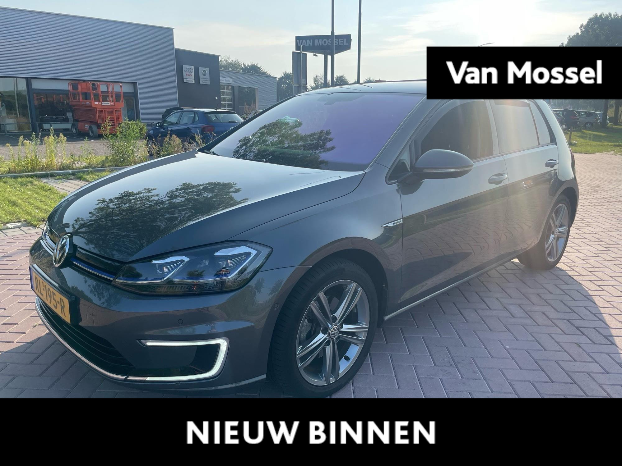 Volkswagen e-Golf e-Golf 136 PK DSG | Apple Carplay | Digital Cockpit Pro | Leder Bekleding | Achteruitrijcamera | R-Line Velgen | Stoelverwarming | LED+ Koplampen | Dynamische Achterlichten | Keyless |