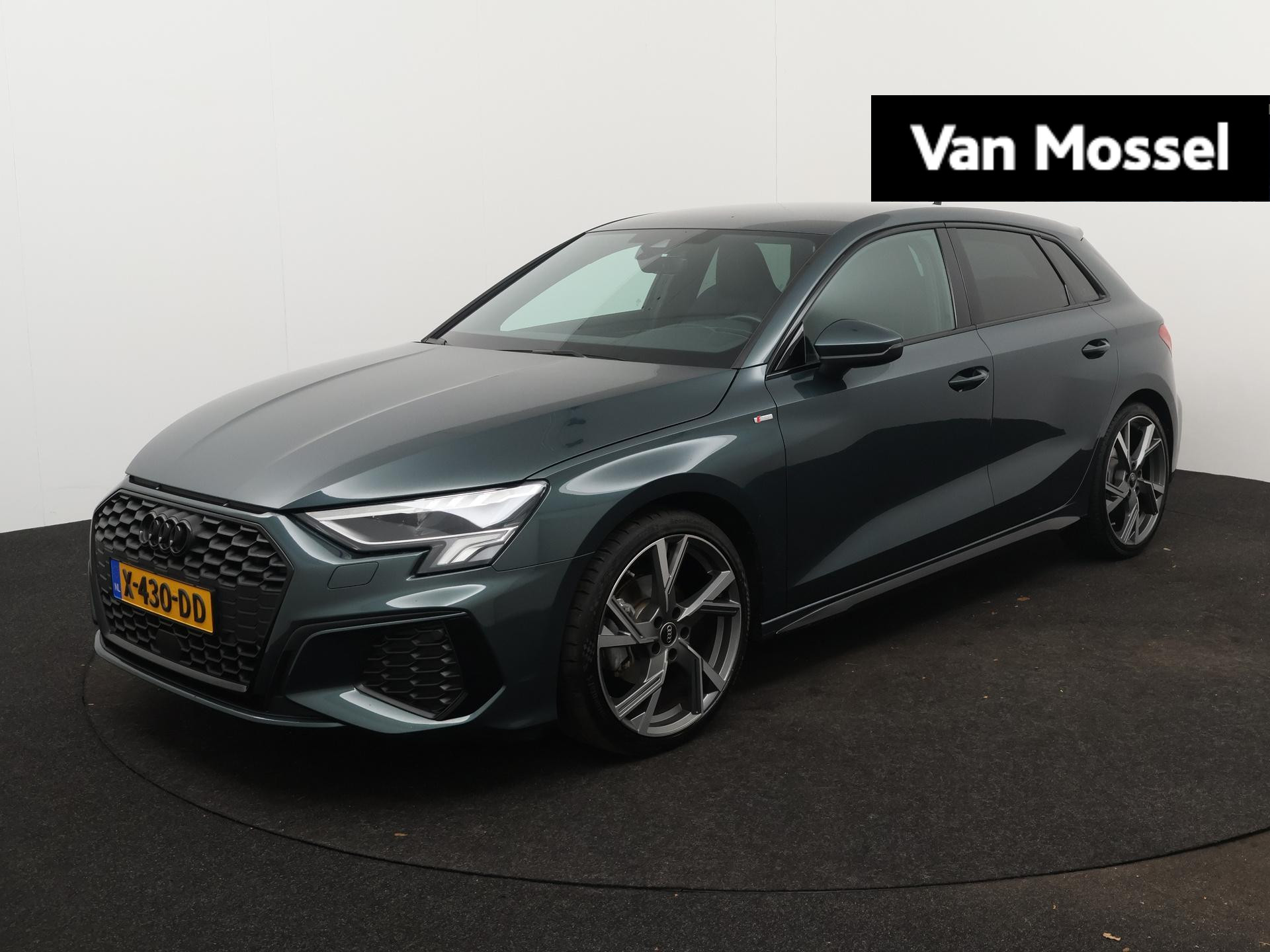 Audi A3 Sportback 35 TFSI S edition 150 PK | S-Line | Automaat | Audi Exclusive Kleur | Leder | Navigatie | Parkeersensoren | Sfeerverlichting | Apple Carplay | Android Auto | Audi Soundsystem | 19" Lichtmetaal |