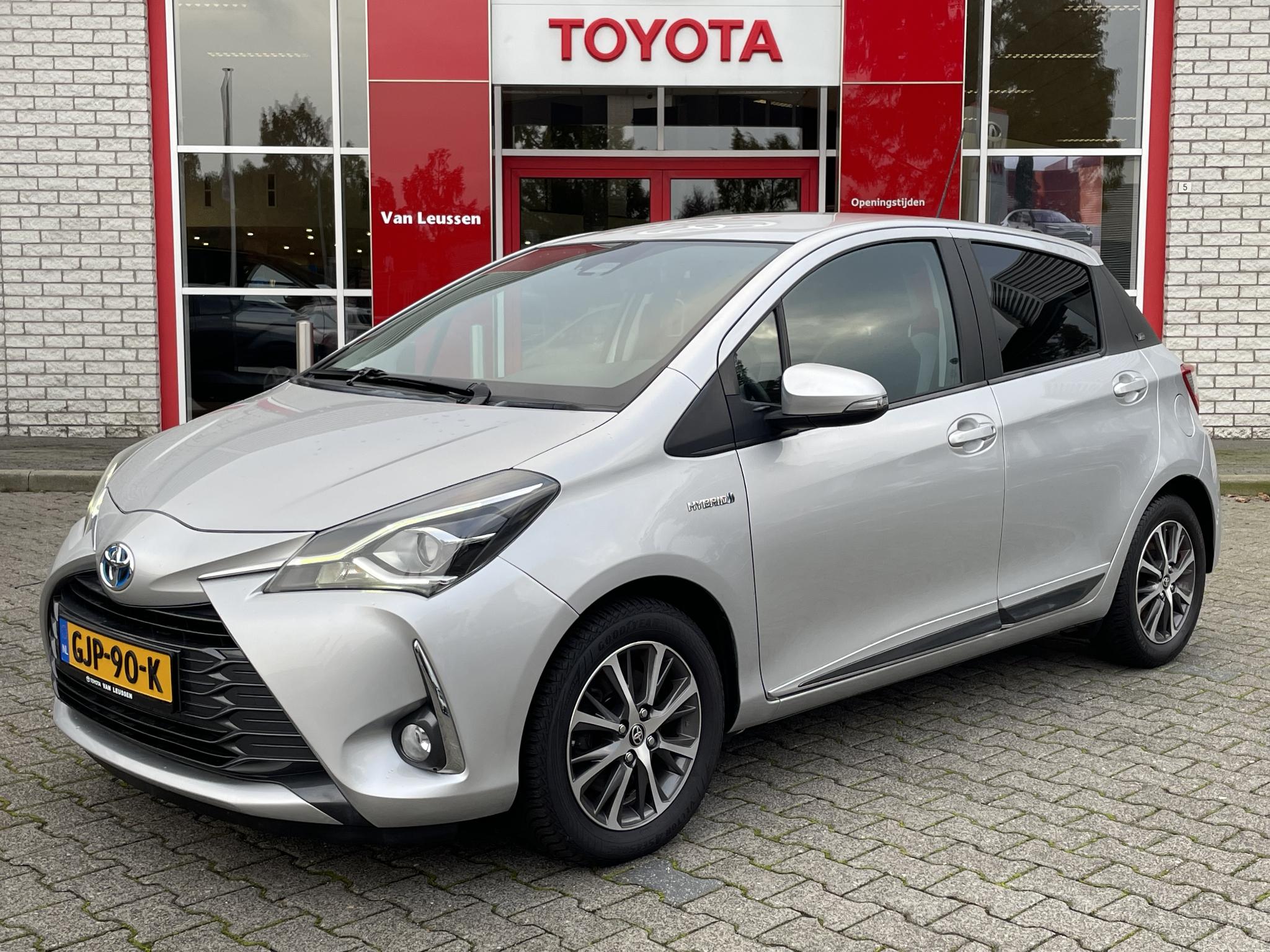 Toyota Yaris 1.5 HYBRID Y20 MULTIMEDIA-PACK NAVI ALL-SEASON KEYLESS LM-VELGEN PARK-SENSOREN CAMERA CRUISE PRIVACY-GLASS DEALERAUTO