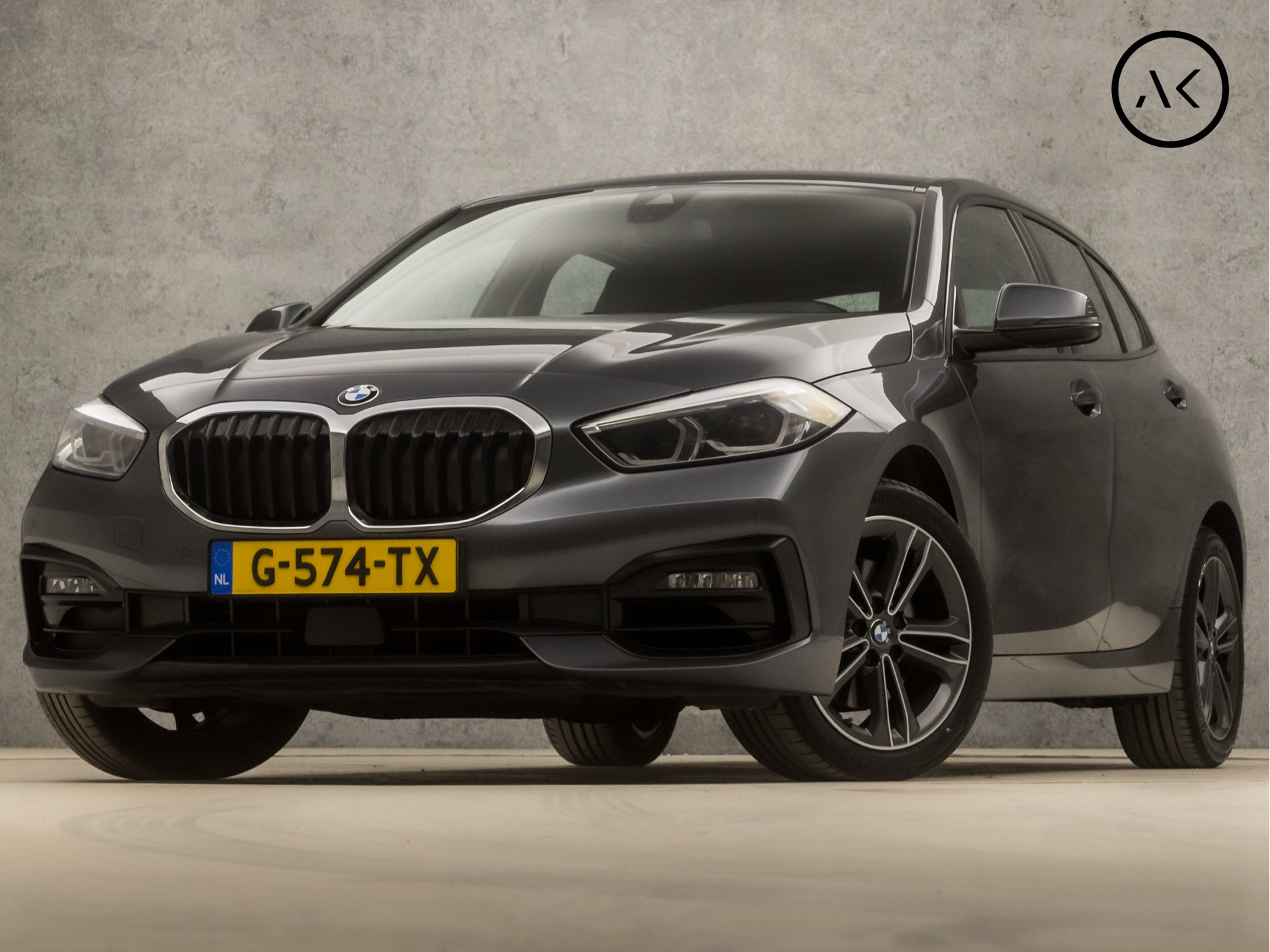 BMW 1 Serie 118i Executive Sportline Automaat (APPLE CARPLAY, GROOT NAVI, LEDER, LIVE COCKPIT PRO, SFEERVERLICHTING, SPORTSTOELEN, LED KOPLAMPEN, CRUISE, NIEUWE APK, NIEUWSTAAT)