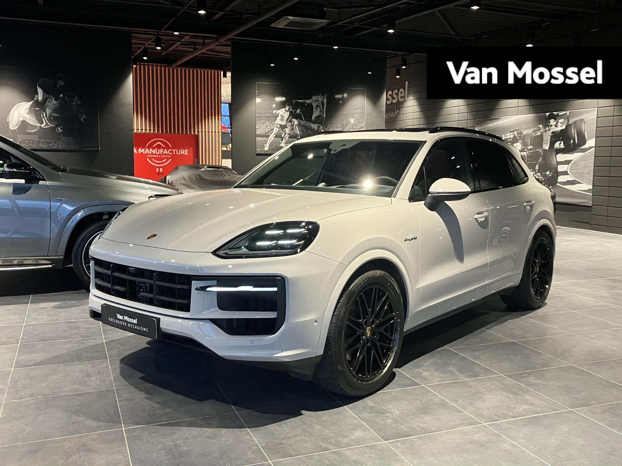 Porsche Cayenne 3.0 E-Hybrid | MY 24 | SPORTDESIGN | SPORTCHRONO | PASM LUCHTVERING | VIERWIELBESTURING | SPORTUITLAATSYSTEEM | BOSE | STOELMASSAGE | STOELVENTILATIE | KRIJTGRIJS | BIJRIJDERS DISPLAY | PORSCHE INNO DRIVE |