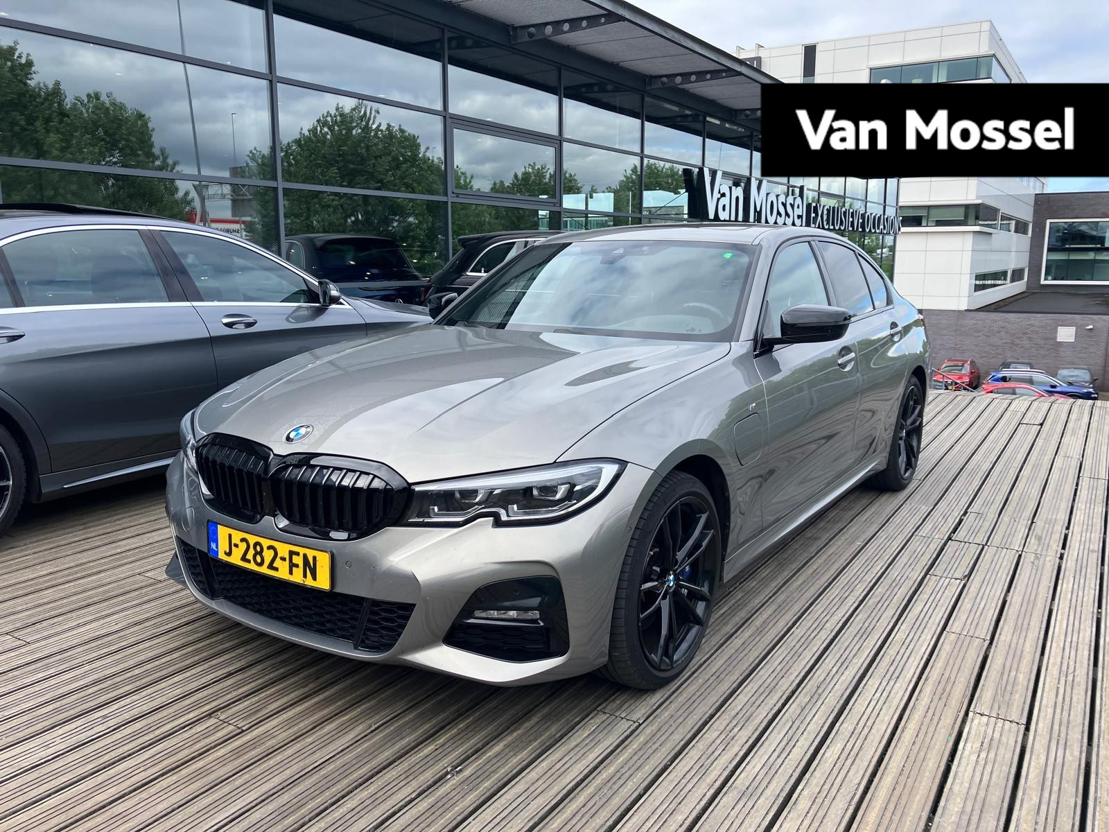 BMW 3 Serie 330e eDrive Edition | M-SPORT PAKKET | 19 INCH | M-SPOILER | OXIDGRAU | SCHUIF-KANTELDAK | SHADOWLINE | LED KOPLAMPEN | ACHTERUITRIJCAMERA | HEAD-UP | HARMAN KARDON | NL AUTO |